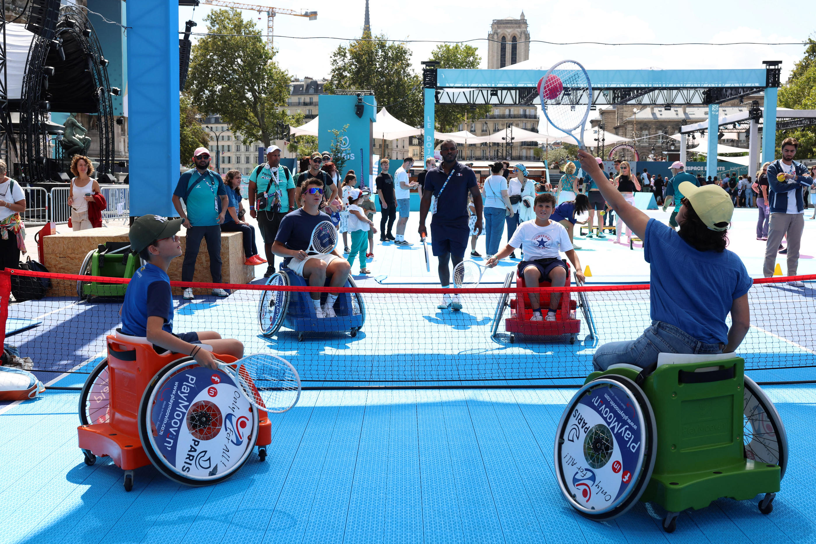 Les fauteuils roulants pour valides de Playmoovin’ ont gagné en visibilité avec les Jeux paralympiques de Paris, notamment grâce à des démonstrations ouvertes à tous sur le parvis de l'Hôtel de Ville, le 25 août 2024. AFP/Tosei Kisanuki/The Yomiuri Shimbun