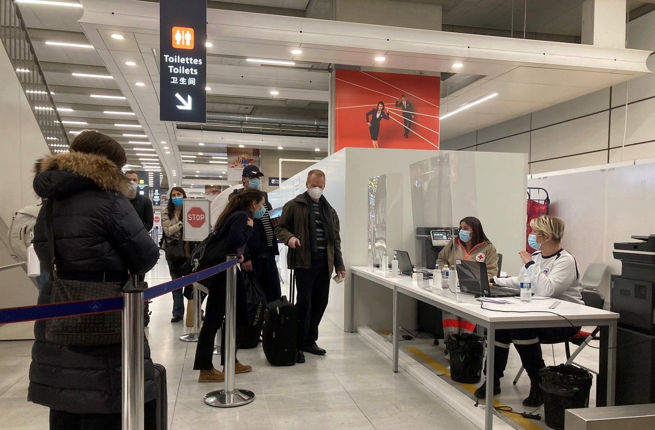 «C'est complètement désorganisé» : à Roissy, un test Covid surprise à l'arrivée sème la confusion