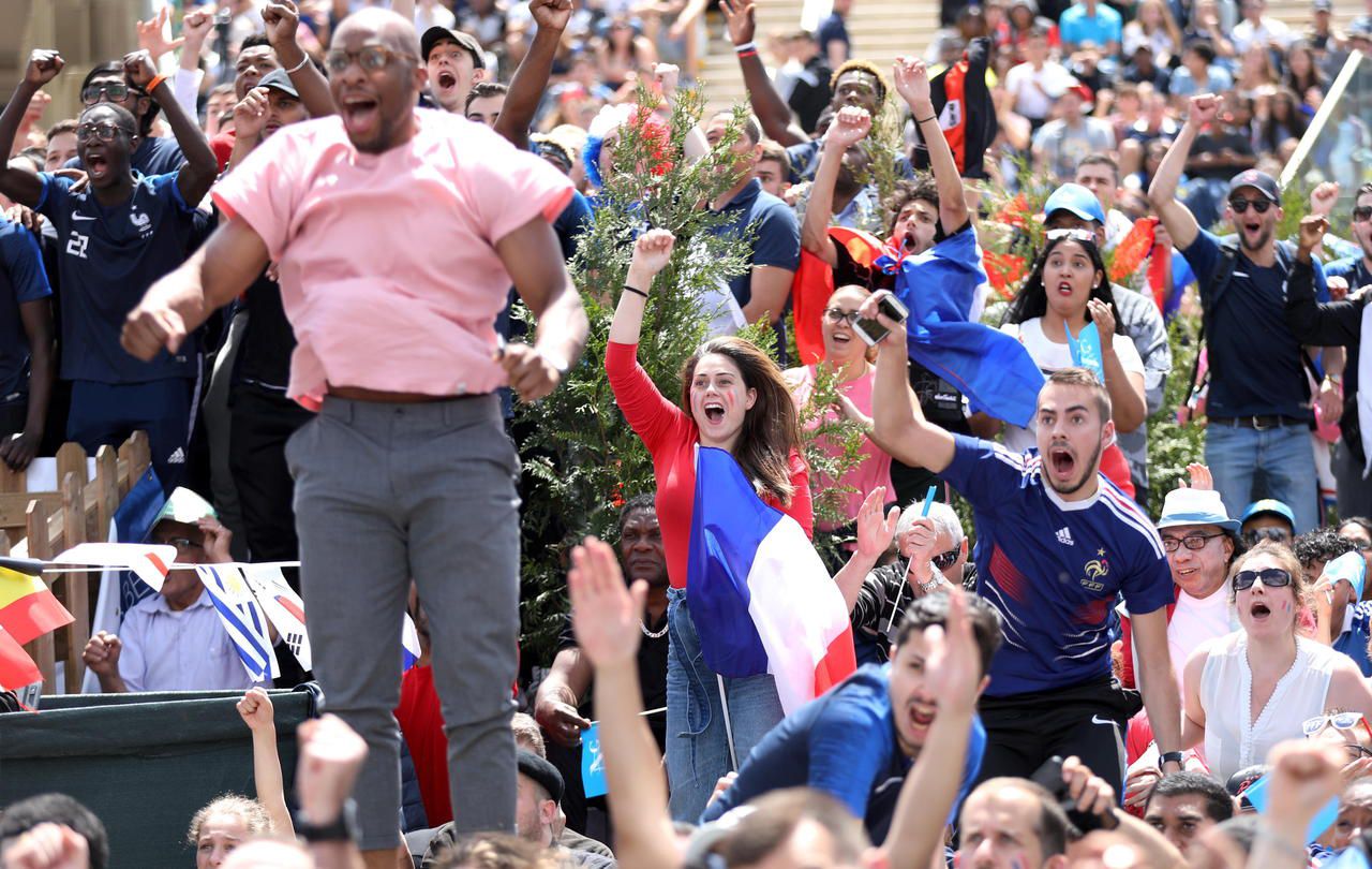 <b></b> Noisy-le-Grand (Seine-Saint-Denis), samedi 16 juin 2018. Ambiance à la fan zone de Noisy-le-Grand pendant le match de l'équipe de France contre l'Australie (2-1). Les supporters français ont suivi le premier match des Bleus, lors de cette coupe du Monde en Russie, sur écran géant.