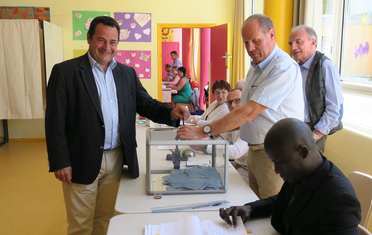 <b></b> Rambouillet, 11 juin 2017. Jean-Frédéric Poisson, ici lors du vote du 1er tour des législatives, ne veut plus travailler dans la même équipe municipale que Gilles Schmidt, adjoint au maire de Rambouillet et suppléant d’Aurore Bergé, député LREM. 