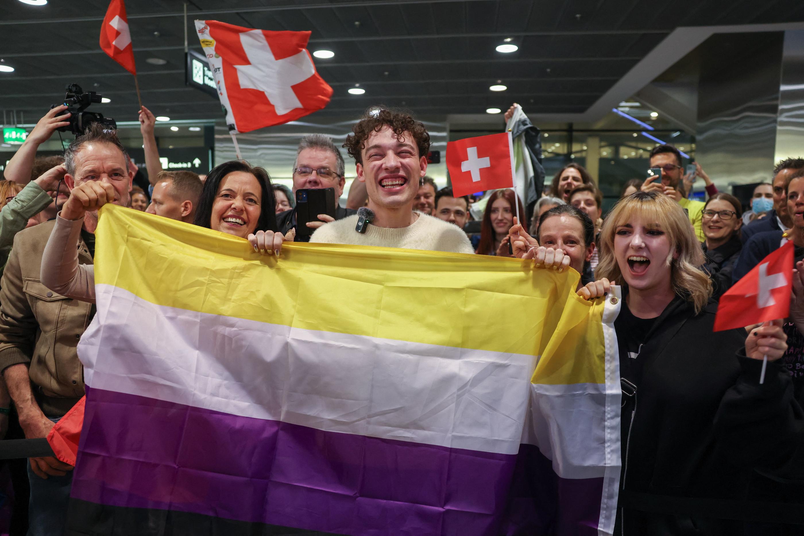 L'artiste helvète a reçu un très chaleureux comité d'accueil, qui a notamment brandi des drapeaux de la communauté non-binaire, jaune, blanc, violet et noir. AFP/ARND WIEGMANN