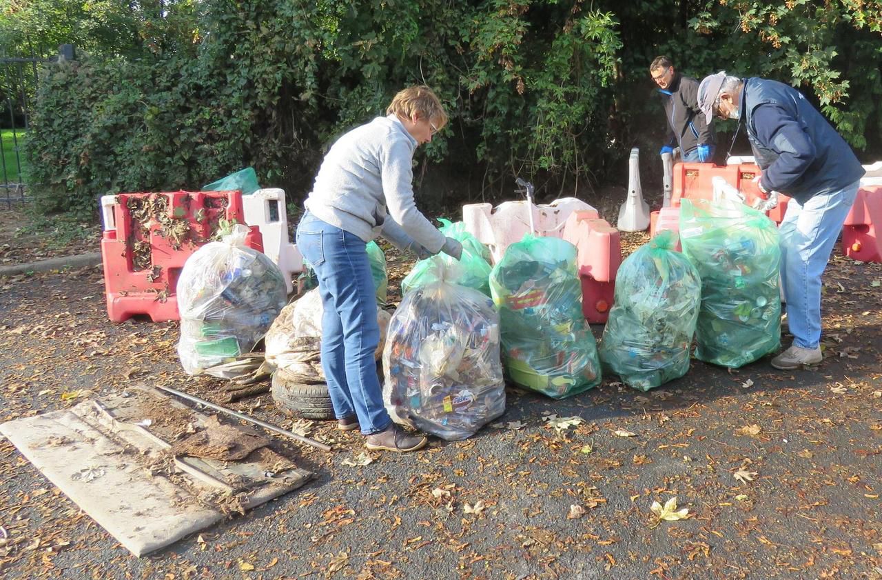 <b></b> Athis-Mons, dimanche 11 octobre 2020. Bénévoles de l’association Ose et habitants de la commune ont nettoyé ce dimanche matin les rues de la Cité de l’Air d’Athis-Mons.