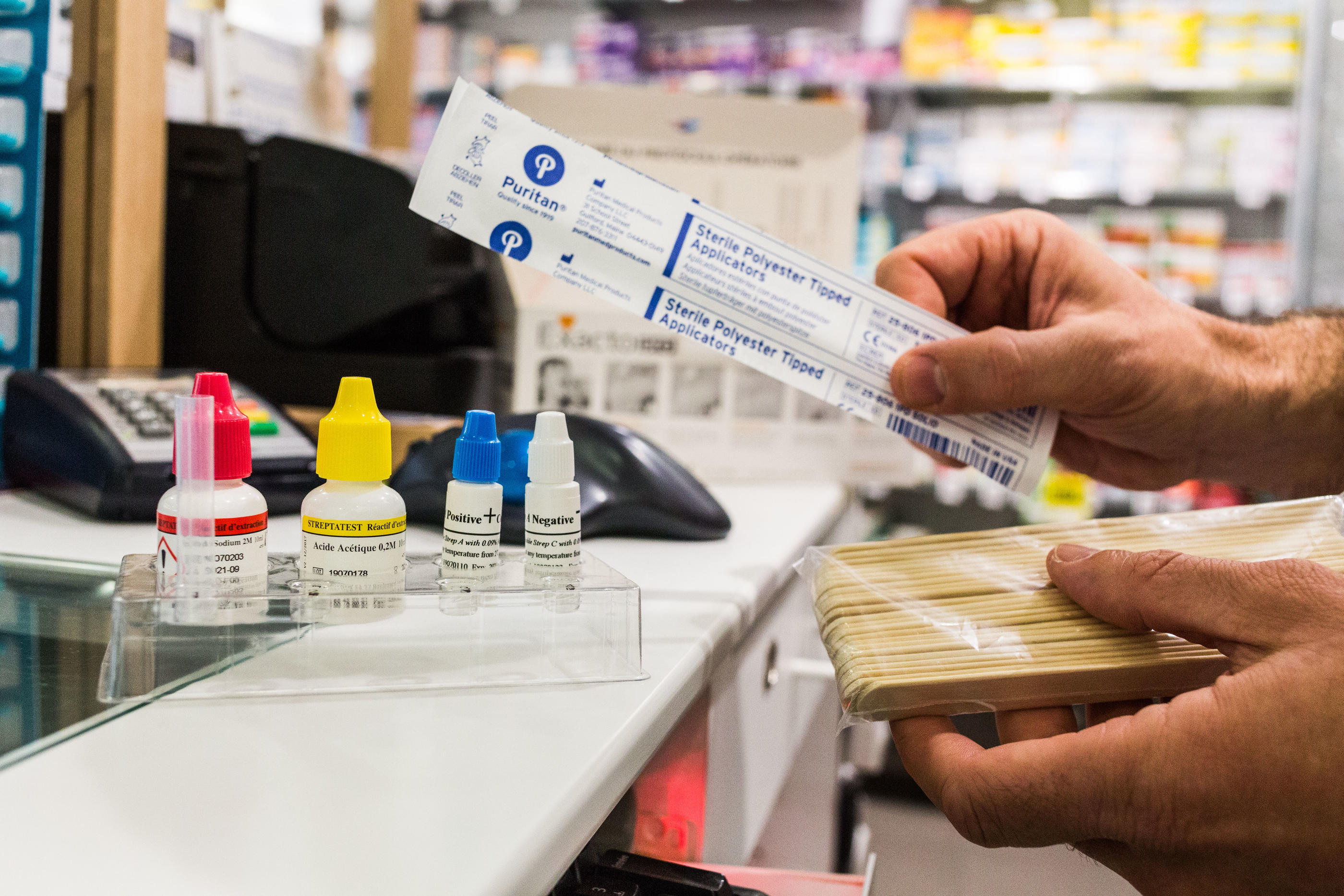 Les pharmaciens seront autorisés, dès l'année prochaine, à prescrire et délivrer des antibiotiques contre ces maladies. BURGER/PHANIE