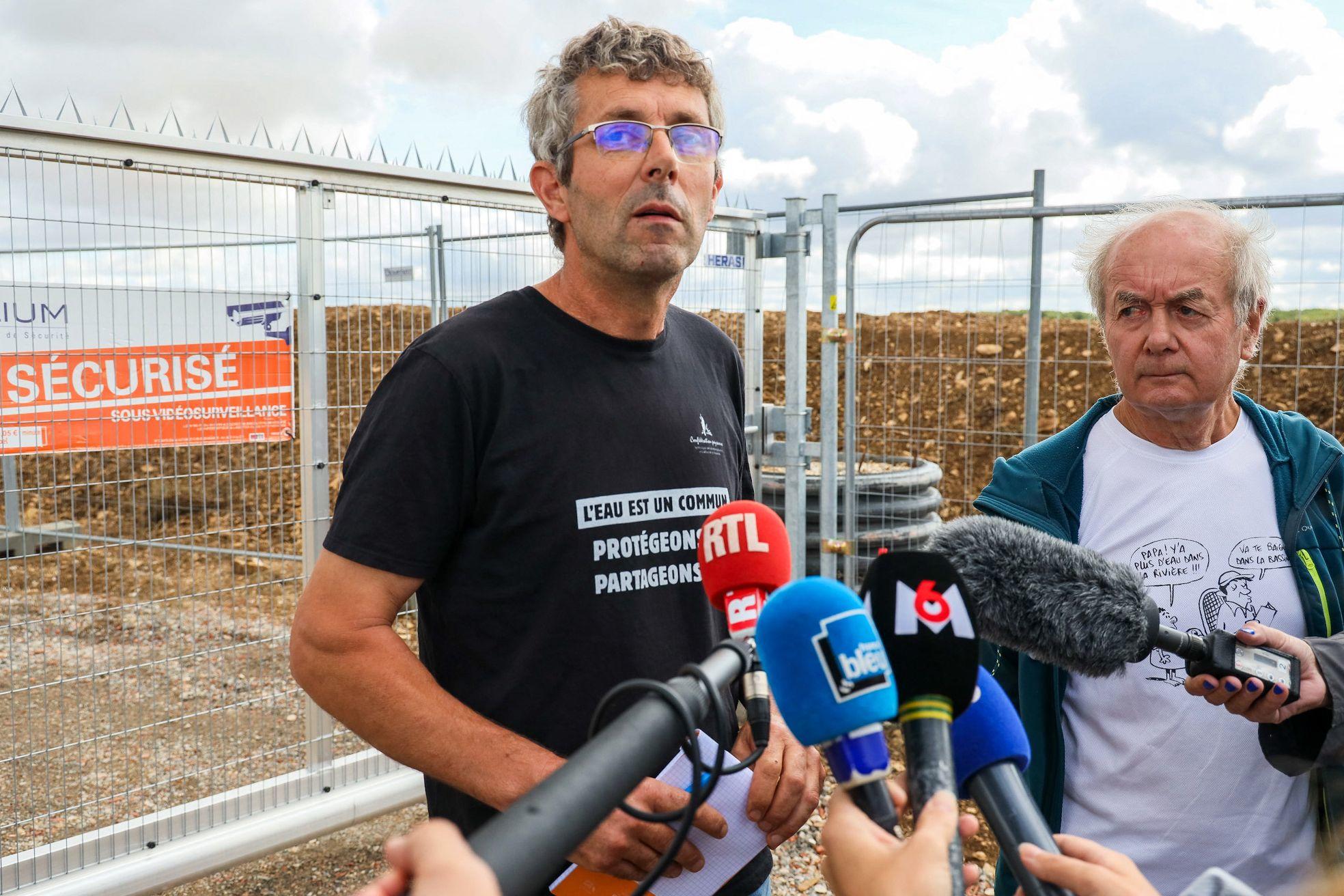 Nicolas Fortin et Jean-Jacques Guillet se sont exprimés devant les grilles délimitant l'emplacement de cette nouvelle bassine. Yohan Bonnet / AFP