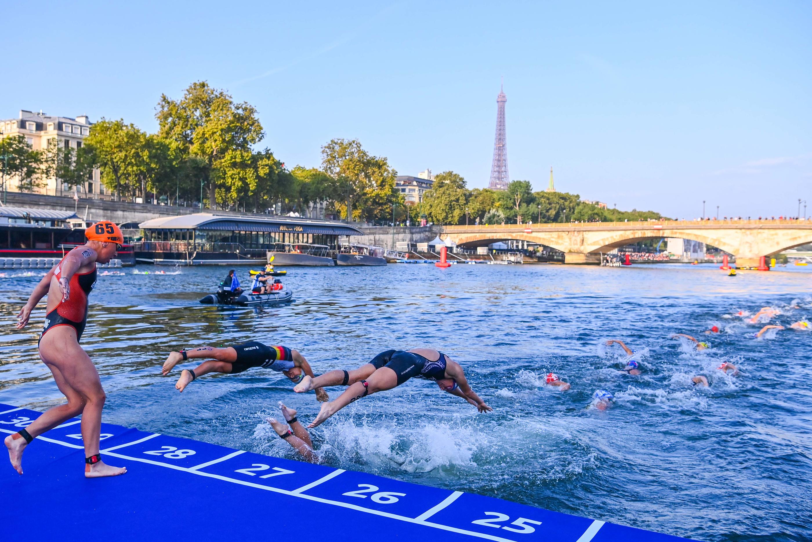 L'assainissement des eaux de la Seine permet à certaines épreuves des Jeux de Paris 2024 de se dérouler dans le fleuve (ici un test de triathlon en août 2023) et d'offrir en héritage trois sites de baignade pérennes. Icon Sport/Anthony Dibon
