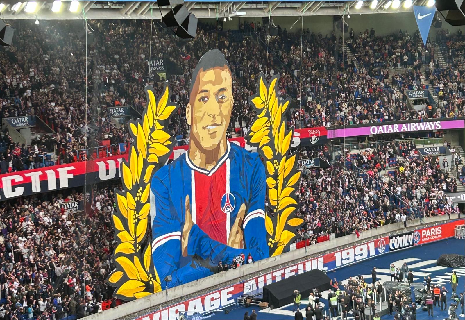 Pour son dernier match au Parc, Kylian Mbappé a eu droit à un bel hommage de la part des ultras parisiens.