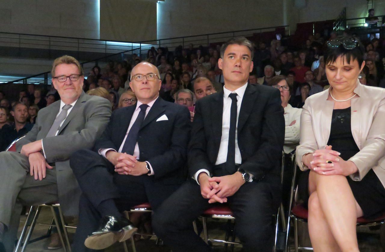 <b></b> Savigny-le-Temple, ce mardi soir. Bernard Cazeneuve (2e en partant de la gauche, au premier plan) est venu notamment soutenir Olivier Faure (3e), candidat (PS) aux législatives dans la 11e circonscription. 