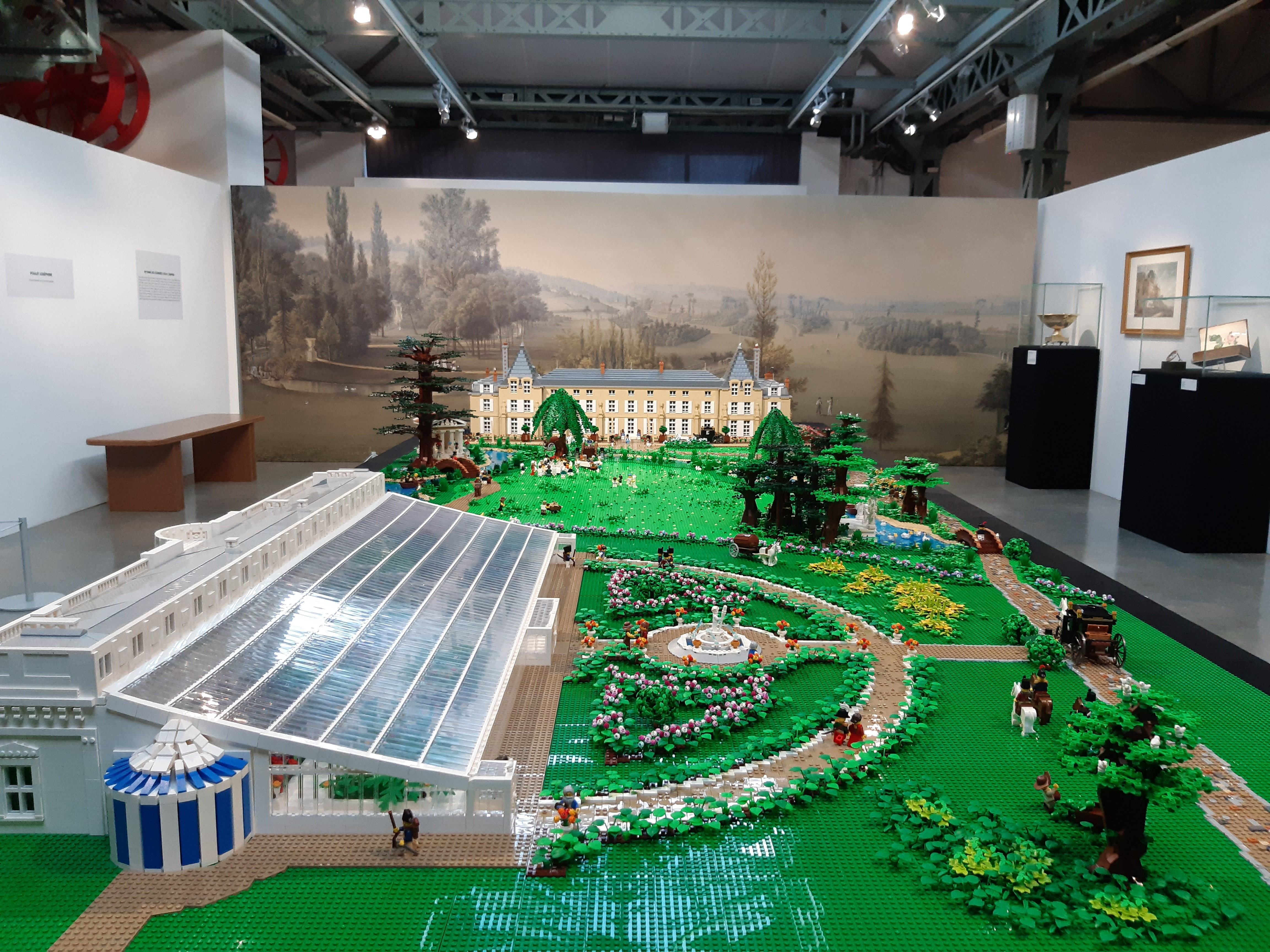 Rueil-Malmaison (Hauts-de-Seine), vendredi 15 octobre 2021. Près de 70 000 briques en Lego ont été nécessaires pour la reproduction du château de la Malmaison, sa serre et ses jardins. LP/Marjorie Lenhardt