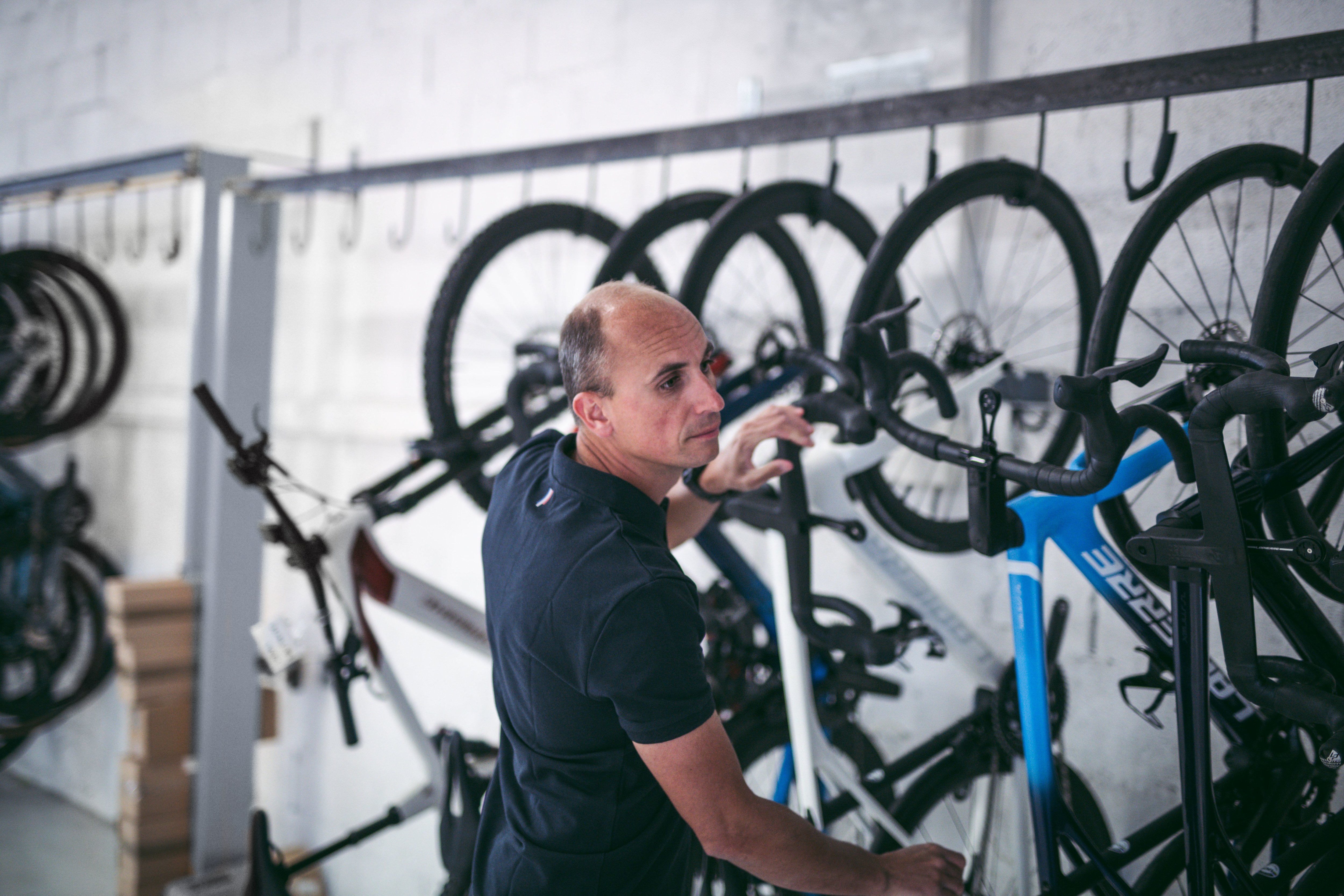 Dorian Tabeau est le directeur des cycles Lapierre. Que ce soit sur route, à VTT ou en triahlon, les vélos de la marque française seront présents aux JO Paris 2024. Lapierre