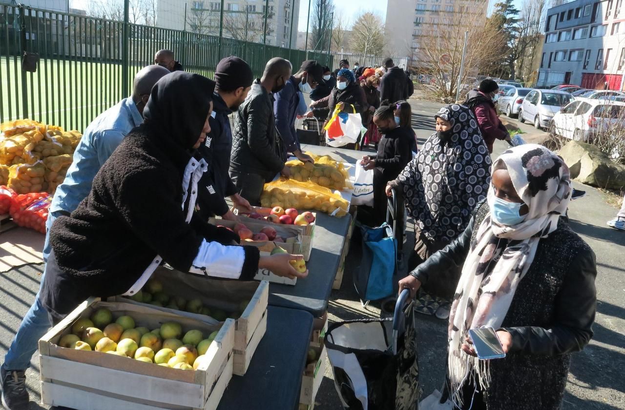 <b></b> Champigny-sur-Marne, le 7 mars 2021. A l'initiative de l'association Mordactif Jeunesse, des distributions de fruits et légumes régulières sont organisées dans les quartiers populaires.