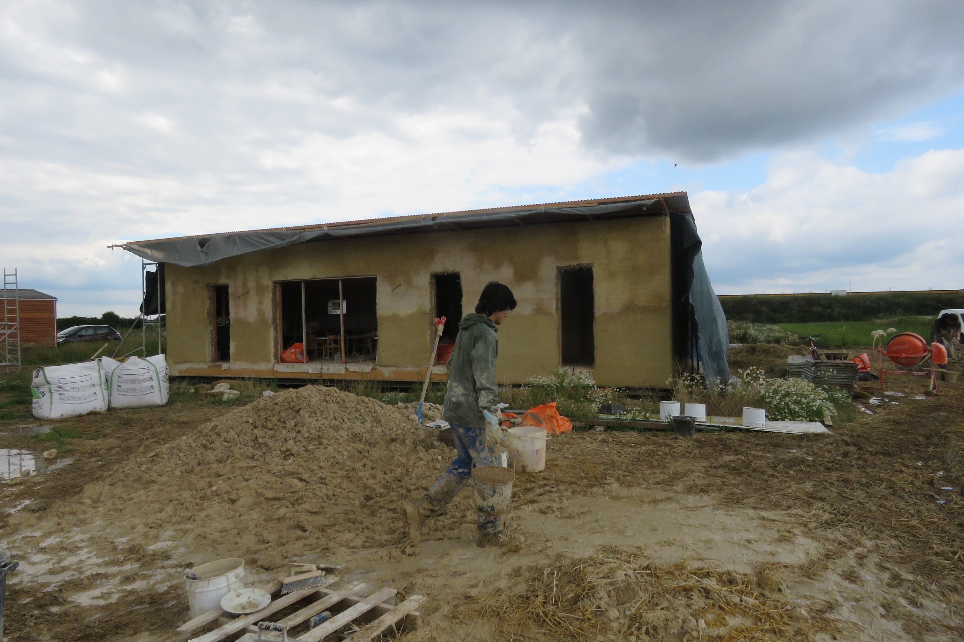 Une maison en paille, terre et bois est en cours de construction sur l'ancienne base aérienne 217, à Brétigny-sur-Orge (Essonne). LP/Nolwenn Cosson