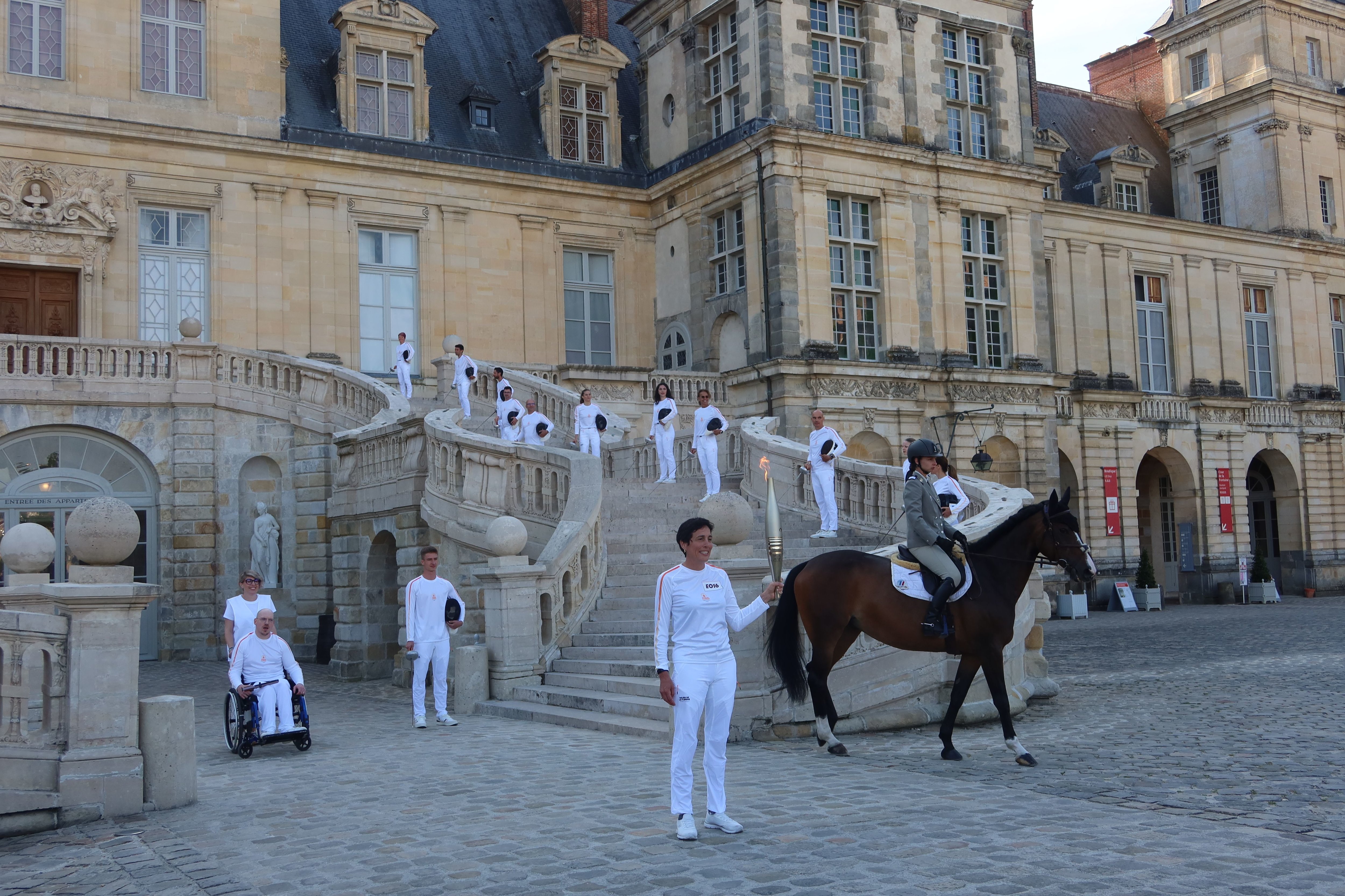 Fontainebleau, 20 juillet 2024. Blandine Lachèze porte la flamme pour représenter le pentathlon, cent ans après que Fontainebleau a accueilli les épreuves d'équitation à l'hippodrome de la Solle lors de la compétition de pentathlon aux JO de Paris 1924  . LP/Sophie Bordier