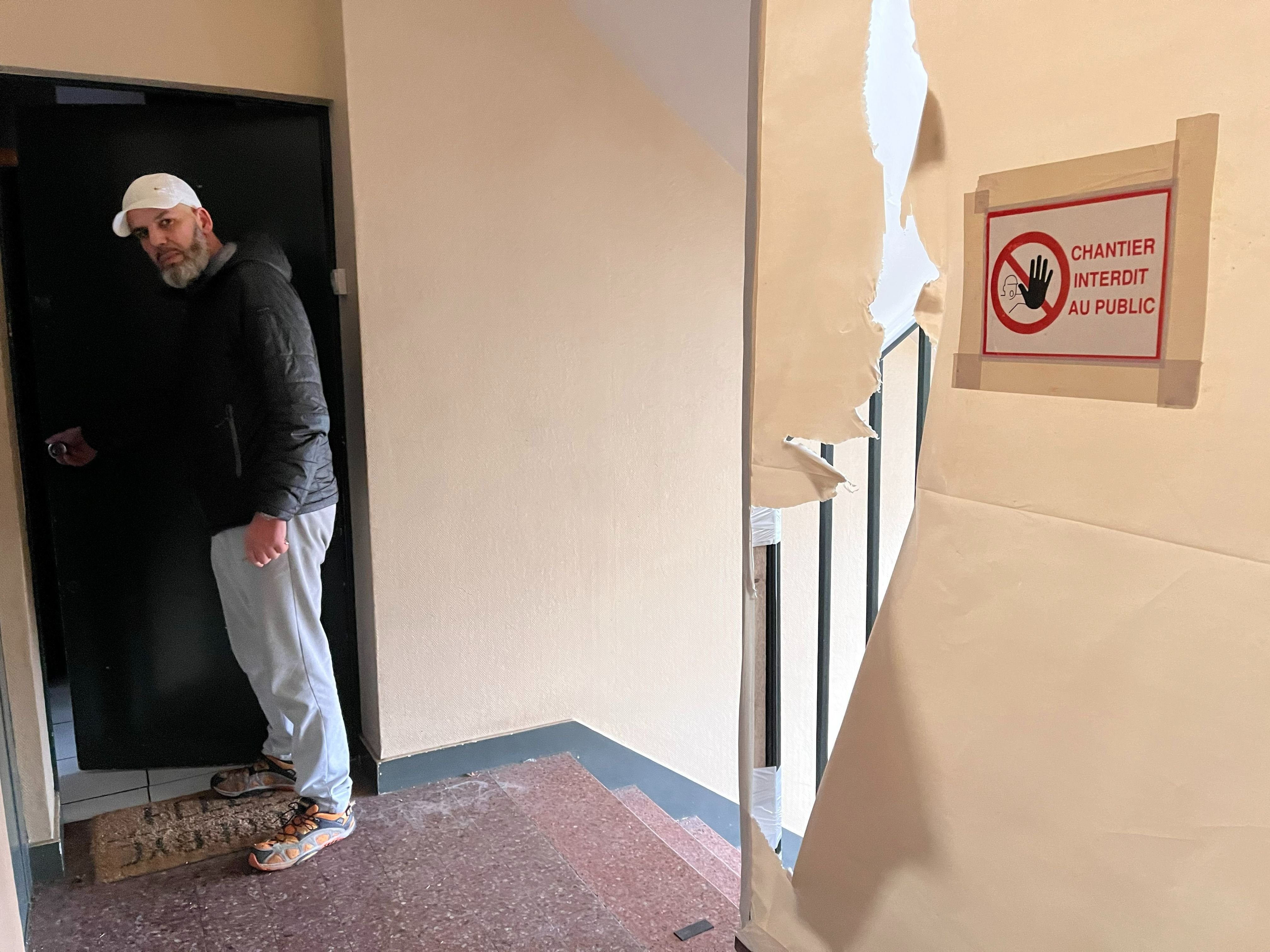 Saint-Michel-sur-Orge, le 14 novembre. Djamel Riazi et sa famille sont les derniers locataires du 2, allée Marcel-Carné, un immeuble voué à la démolition. LP/N.C.