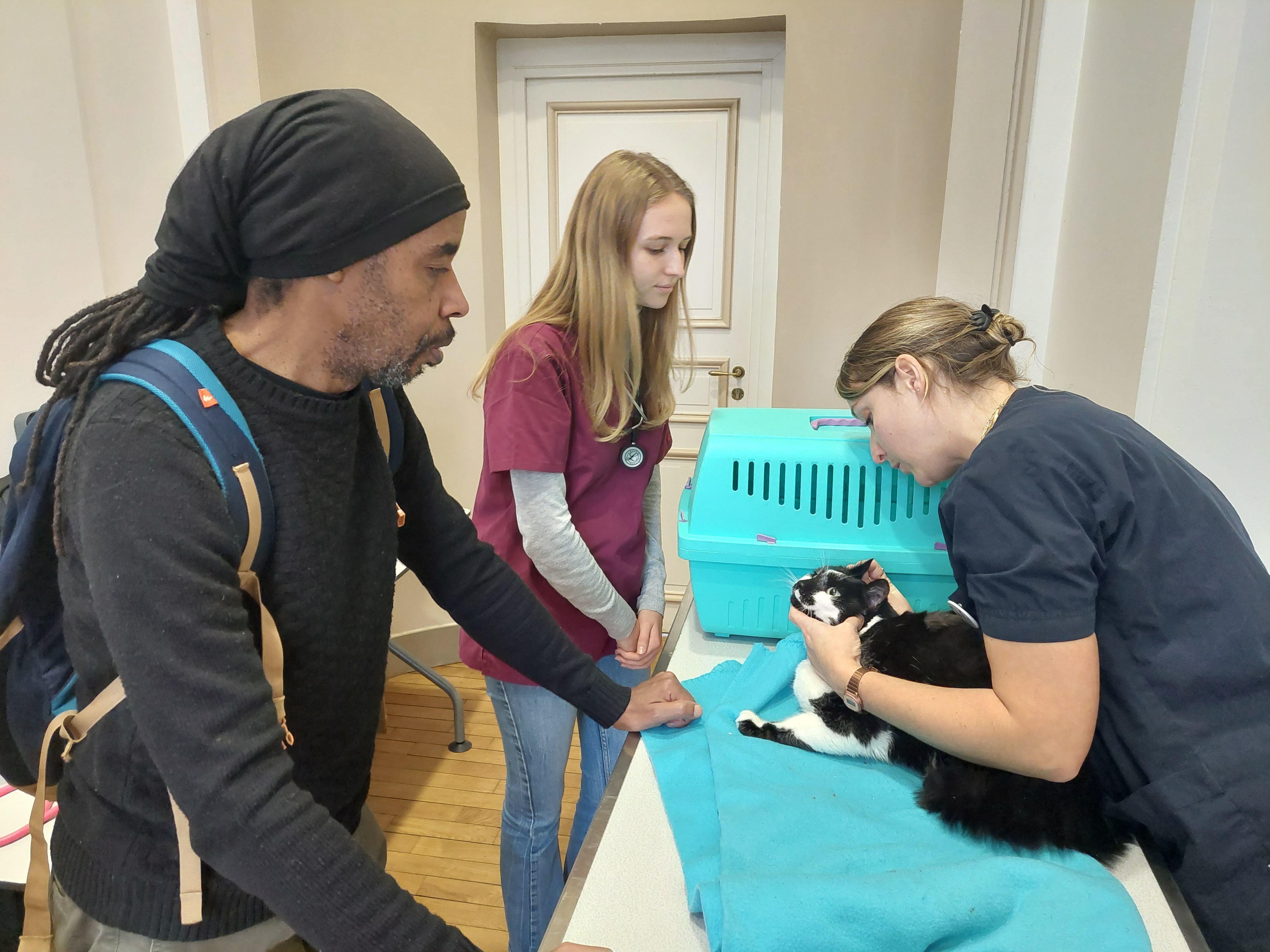 Yerres (Essonne), jeudi 14 décembre 2023. Grâce à l'opération Vétérinaires pour tous, Henri a pu bénéficier d'une consultation gratuite pour son chat Ganja. LP/Florian Garcia