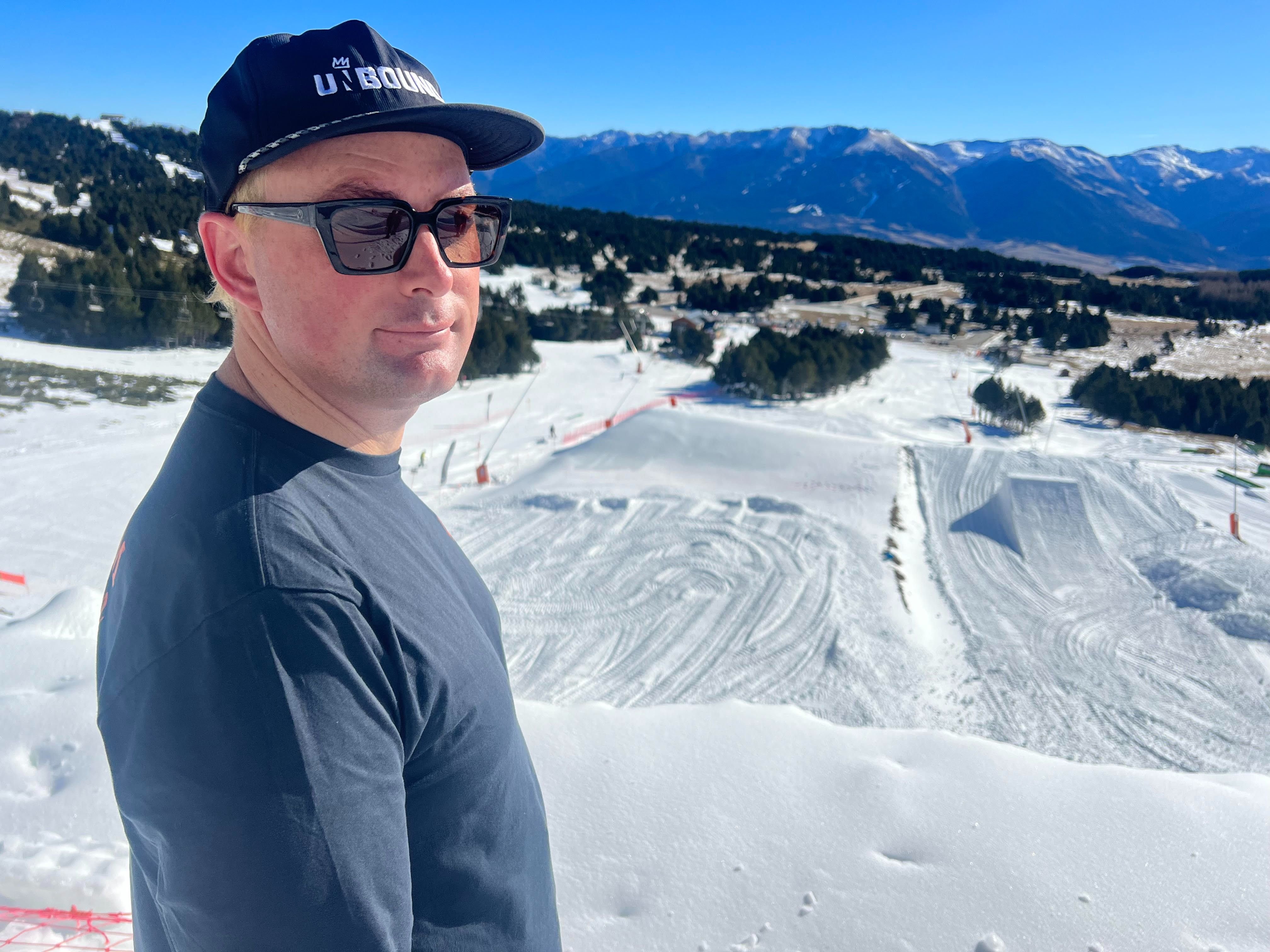 L'Australien Charles Beckinsale, le designer de snowpark le plus réputé au monde, réalise en ce mois de décembre celui de Font-Romeu (Pyrénées-Orientales). LP/Christian Goutorbe