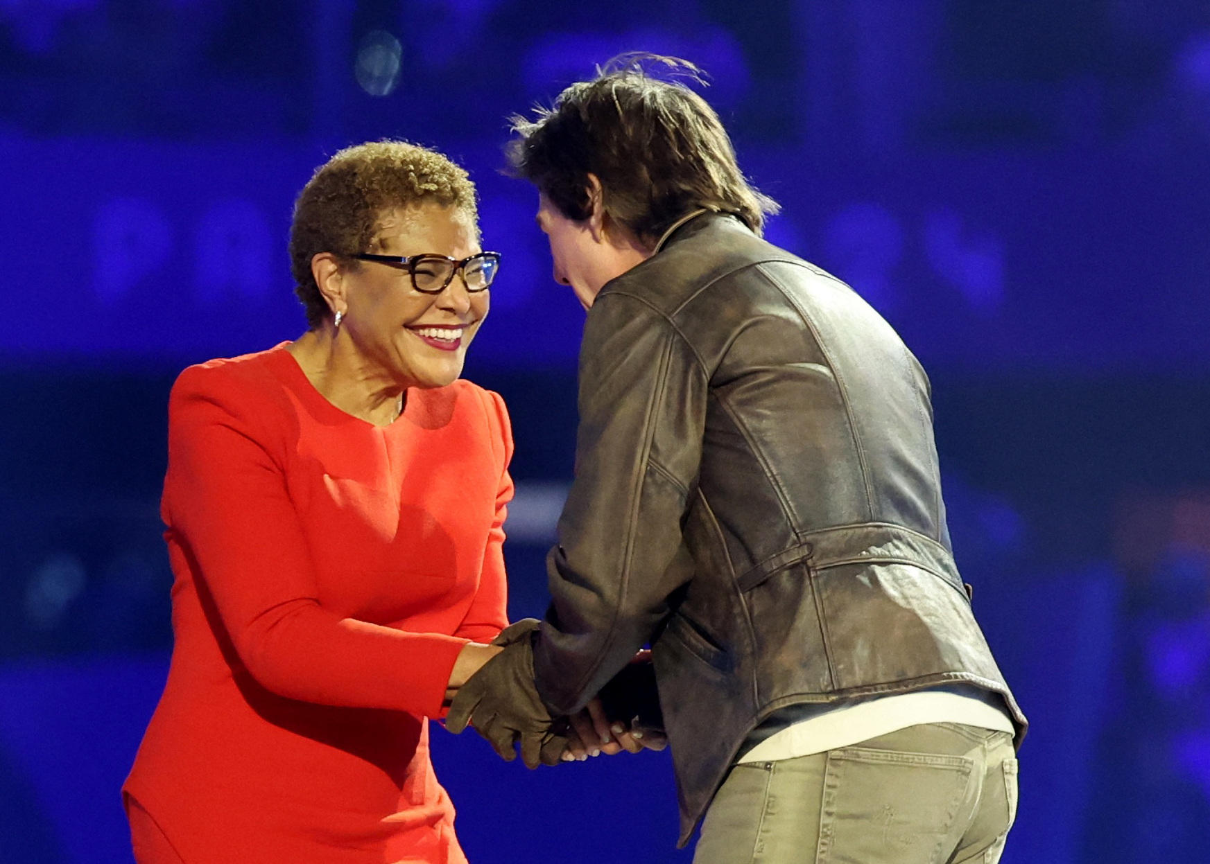 Karen Bass saluée par Tom Cruise lors de la cérémonie de clôture. REUTERS/Fabrizio Bensch