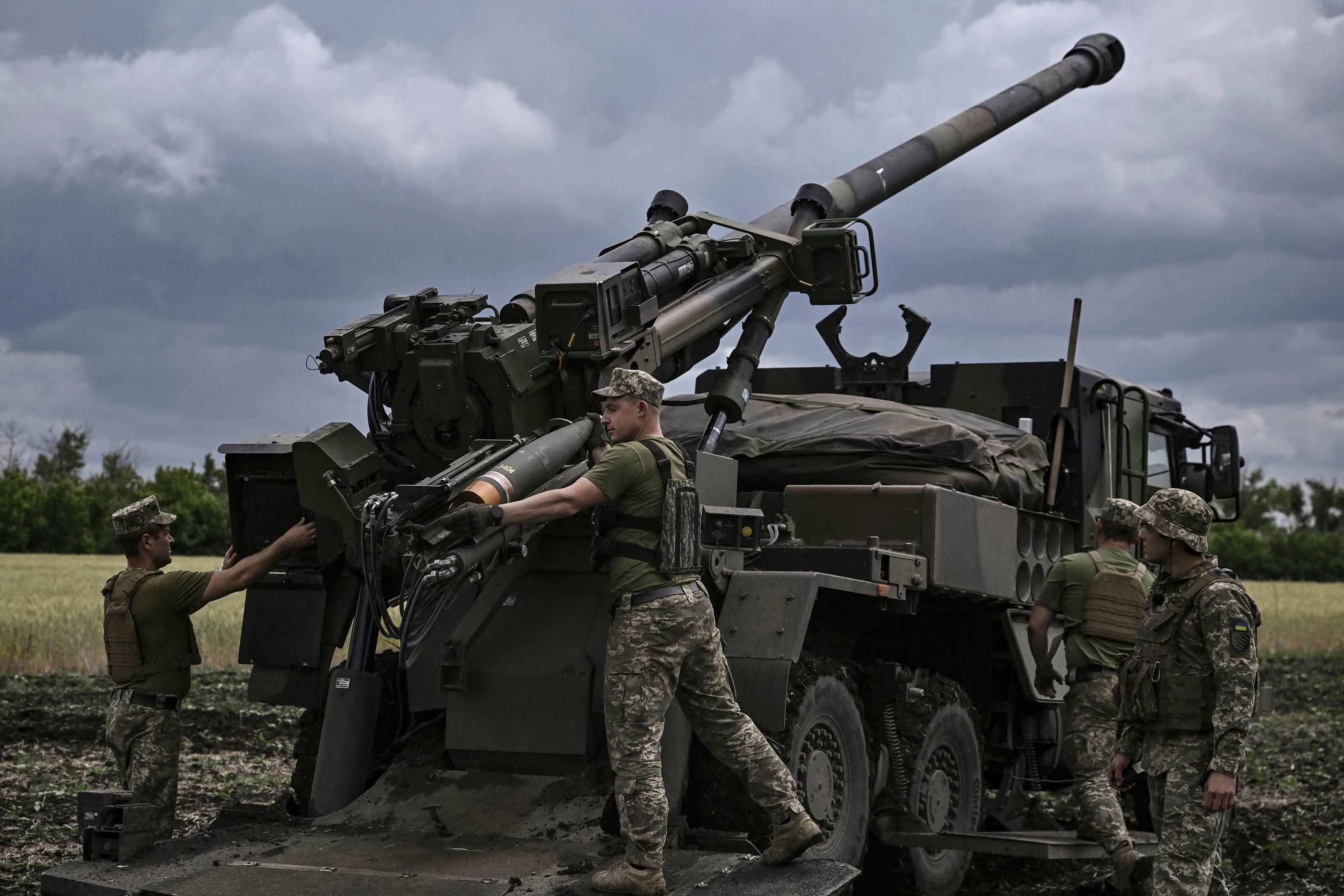 Les canons Caesar français livrés aux forces ukrainiennes jouent un rôle essentiel dans les batailles d’artillerie dans le Donbass (ici le 15 juin, sur la ligne de front). AFP/Aris Messinis