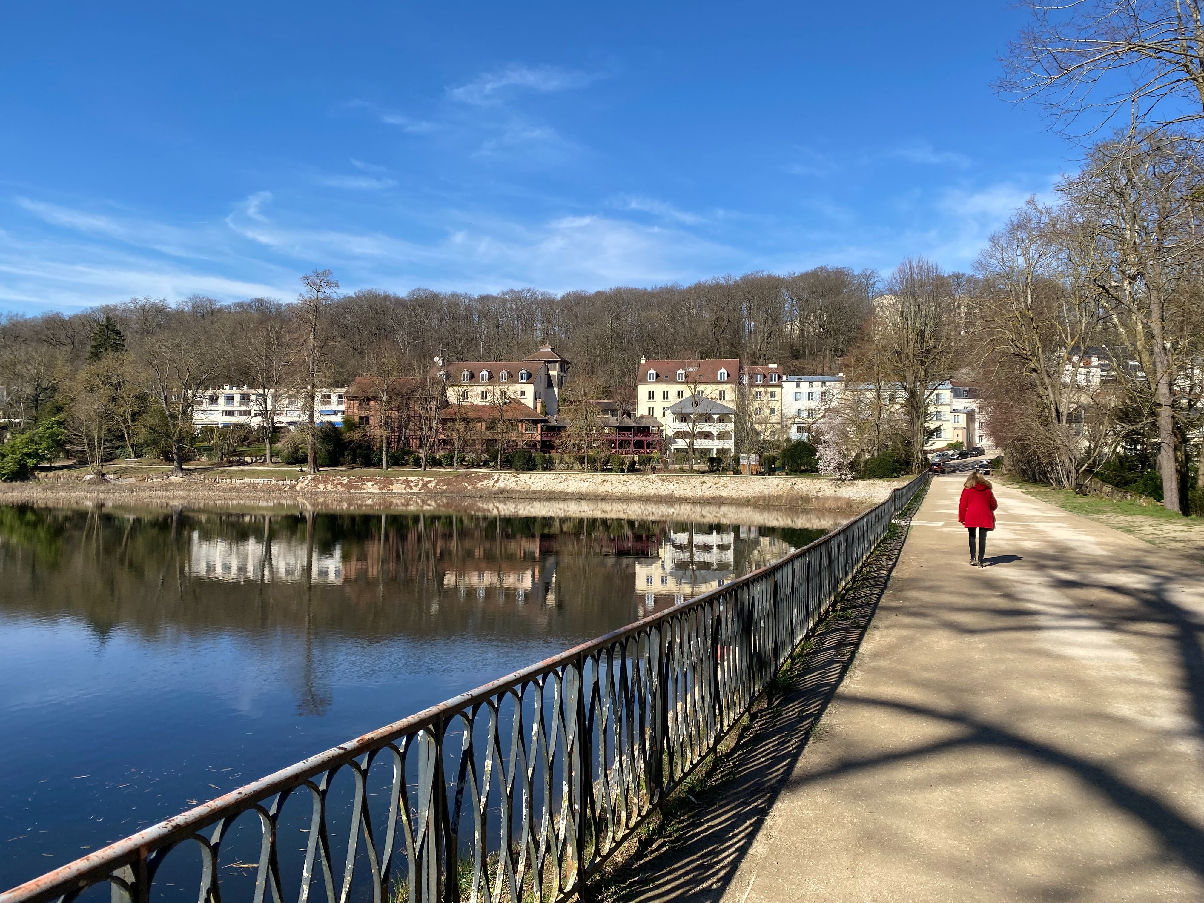 Ville-d'Avray, le 28 février. Le chantier du déversoir du bassin aval des étangs de Corot est à l'arrêt depuis le printemps 2021. LP/Auguste Canier