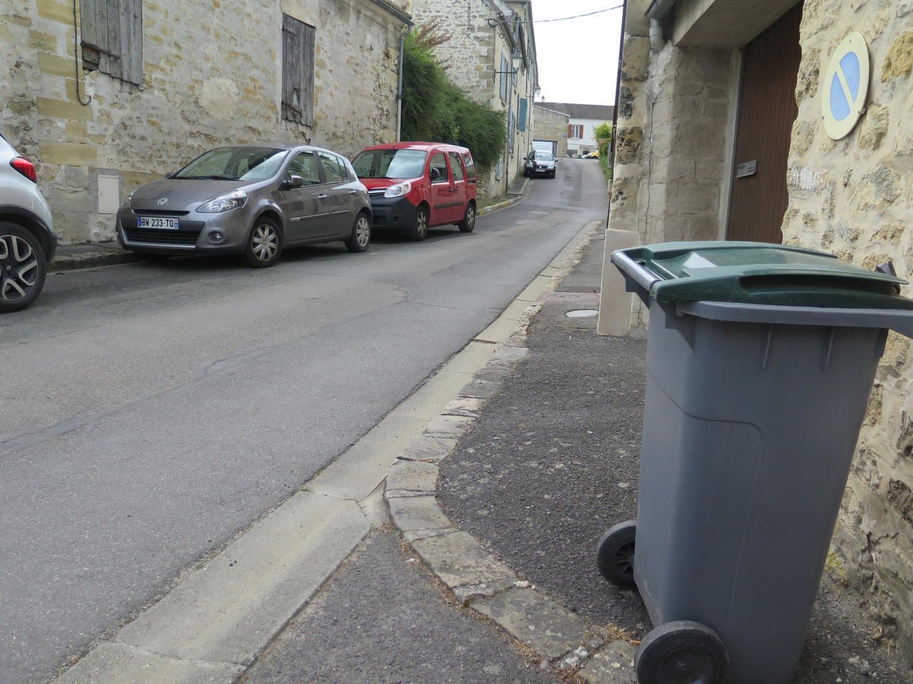 <b></b> Un problème de collecte de déchets se pose dans la rue du Fort, à cause des trop nombreuses voitures qui stationnent dans cette voie étroite. 