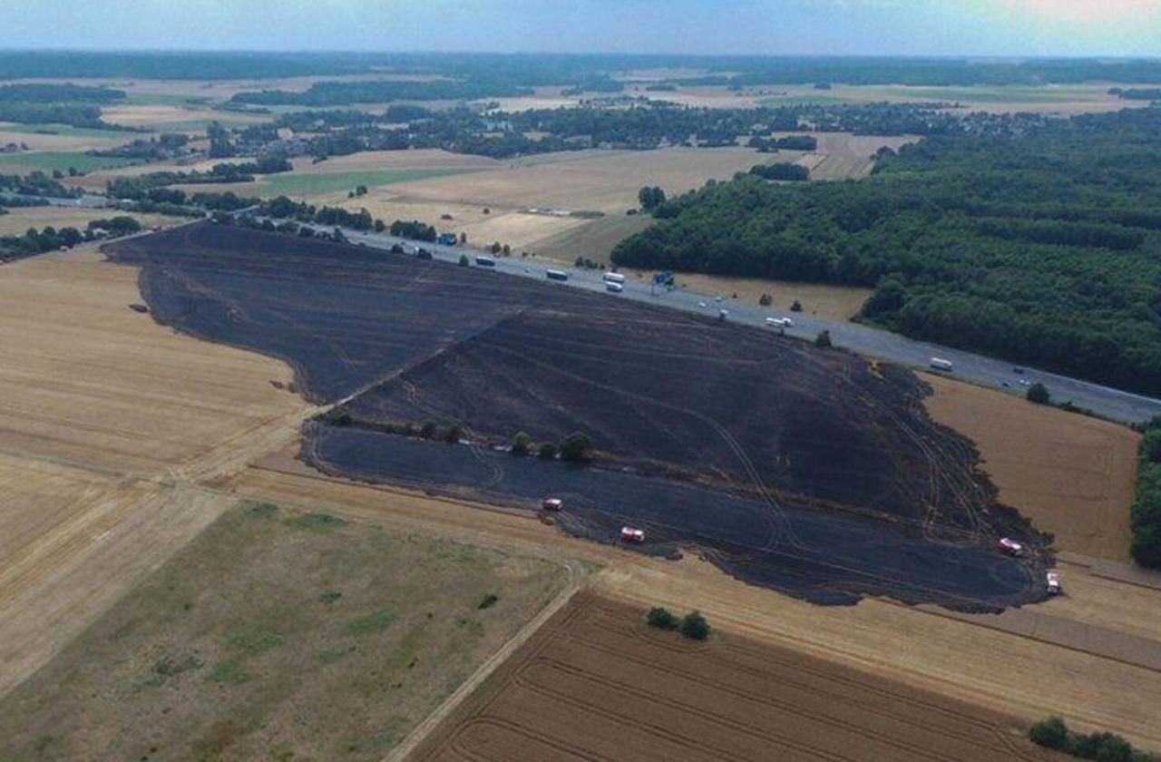 <b></b> Perthes-en-Gâtinais, mercredi après-midi. Les pompiers ont déployé d’importants moyens pour circonscrire un feu de chaumes le long de l’autoroute A6.