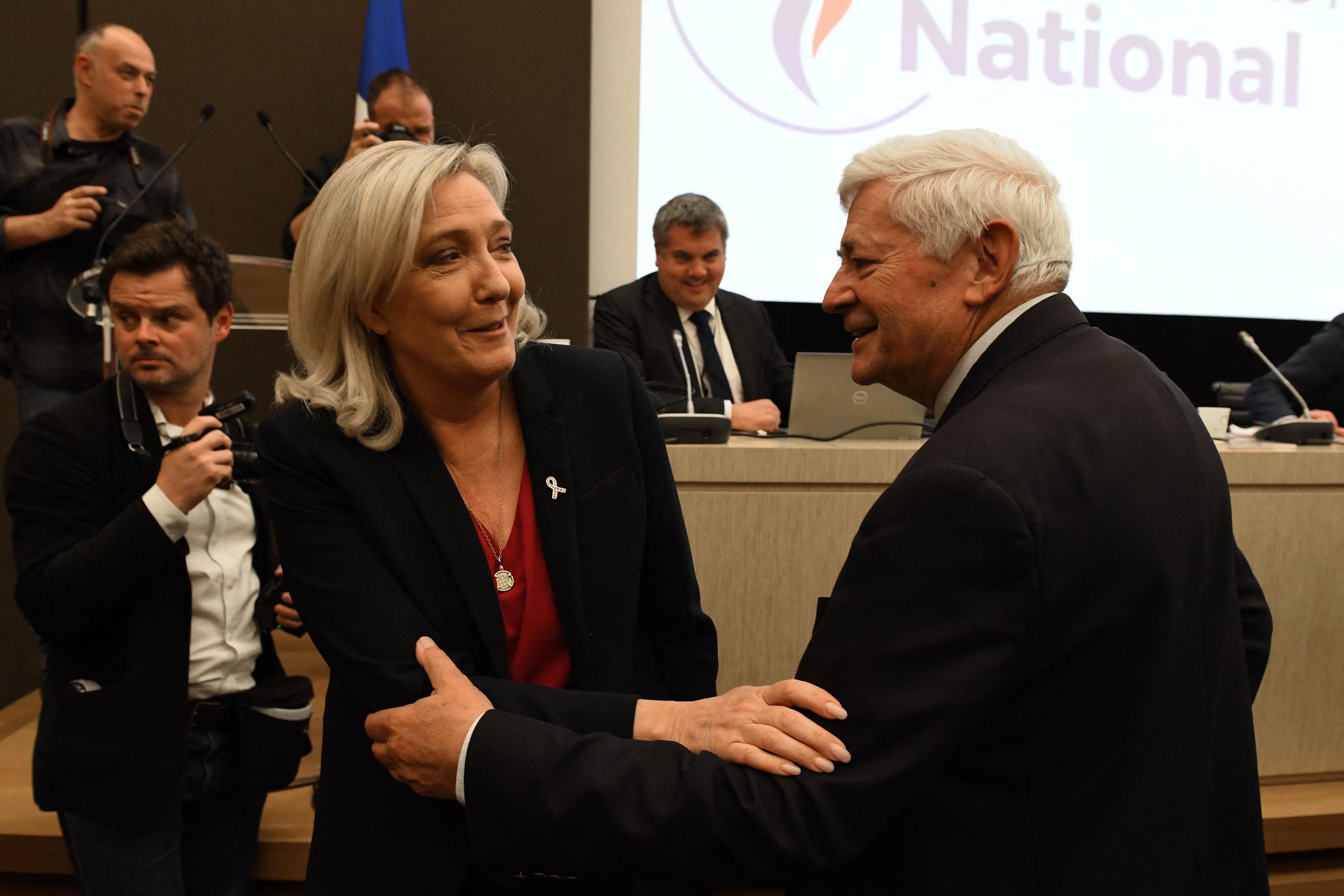 Marine Le Pen et l’ancien dauphin de Jean-Marie Le Pen, Bruno Gollnisch, lors du colloque organisé ce jeudi par le RN, 50 ans après la création du Front national en 1972. AFP/Alain Jocard