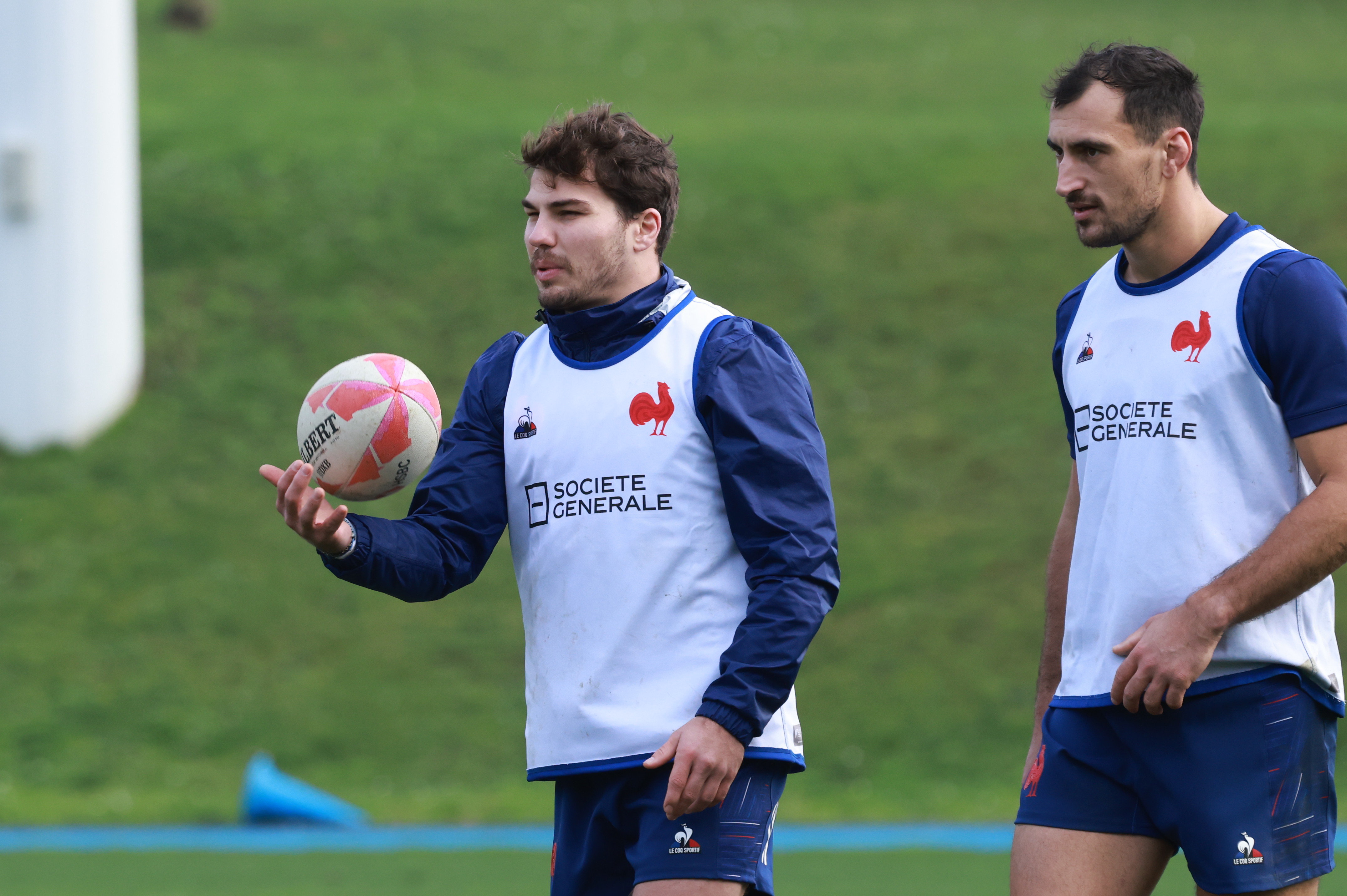 Antoine Dupont et le capitaine du rugby à 7 français Paulin Riva lors de leur premier entraînement en commun. LP/Olivier Arandel
