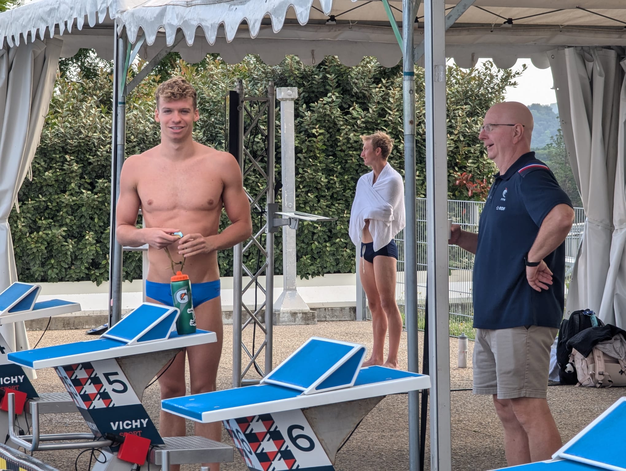 Aux côtés de son coach Bob Bowman, Léon Marchand s'apprête à commencer son entraînement à Vichy. LP/Eric Bruna