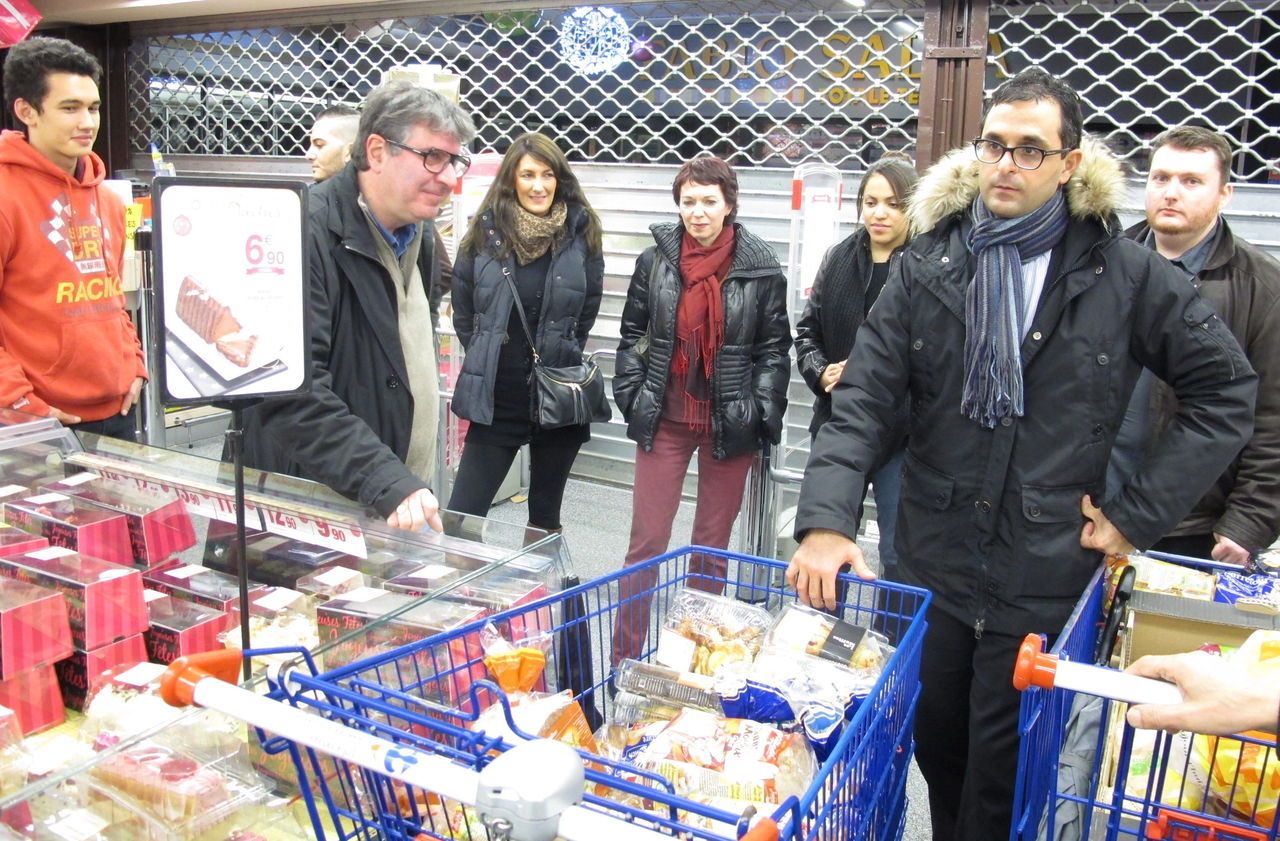 <b></b> Courbevoie, 2014. Avant la loi de 2016, Arash Derambarsh, alors conseiller municipal DVD à Courbevoie, invitait des bénévoles à venir distribuer des chariots de nourriture invendue du supermarché Carrefour Market à des sans-abri de La Défense.