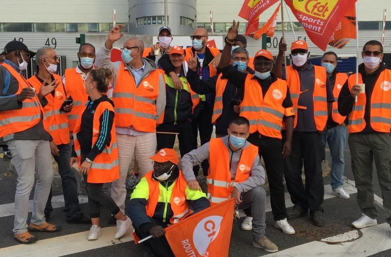 <b></b> Châtres, ce vendredi. Des salariés et délégués CFDT ont manifesté devant l'entrepôt ID Logistics dans la ZAC du Val-Bréon.