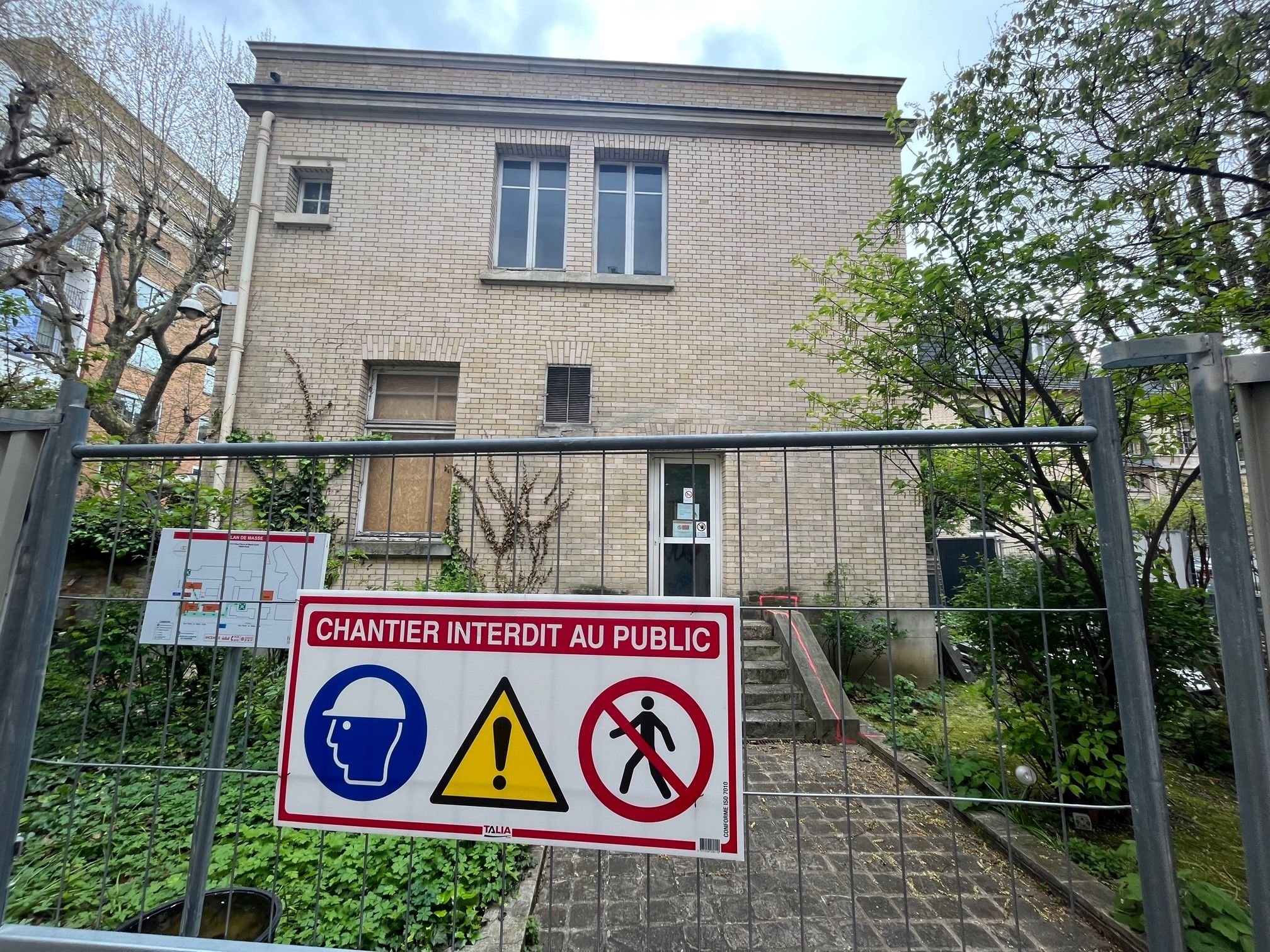 Paris, mardi. Une nacelle et des barrières ont été installées tout proche du Pavillon des Sources de l'Institut Curie en vue de la dépollution du site. LP/E.J.