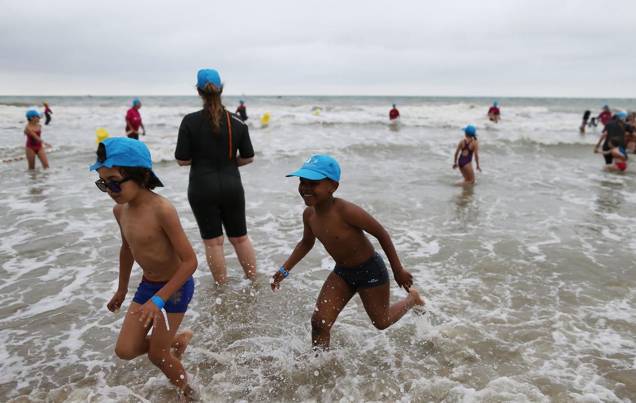 <b></b> Deauville (Calvados), ce mercredi. 5 000 enfants d’Ile-de-France ont été invités par le Secours populaire à passer la journée à la mer. AFP/CHARLY TRIBALLEAU.