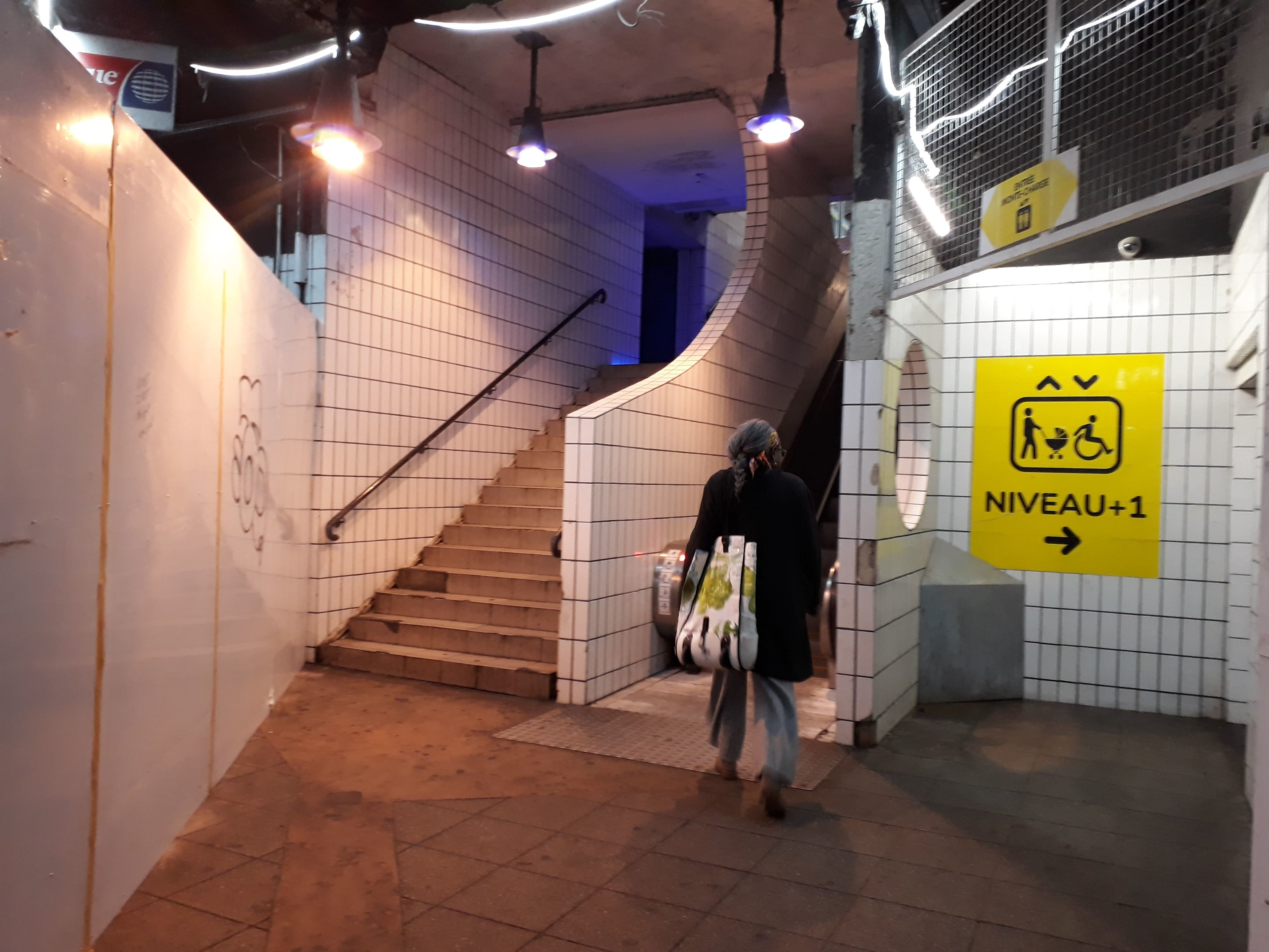 Le petit escalier venant du RER A est en train d'être réaménagé. Une grande palissade a été posée pour éviter les squats. LP/Ma.P.
