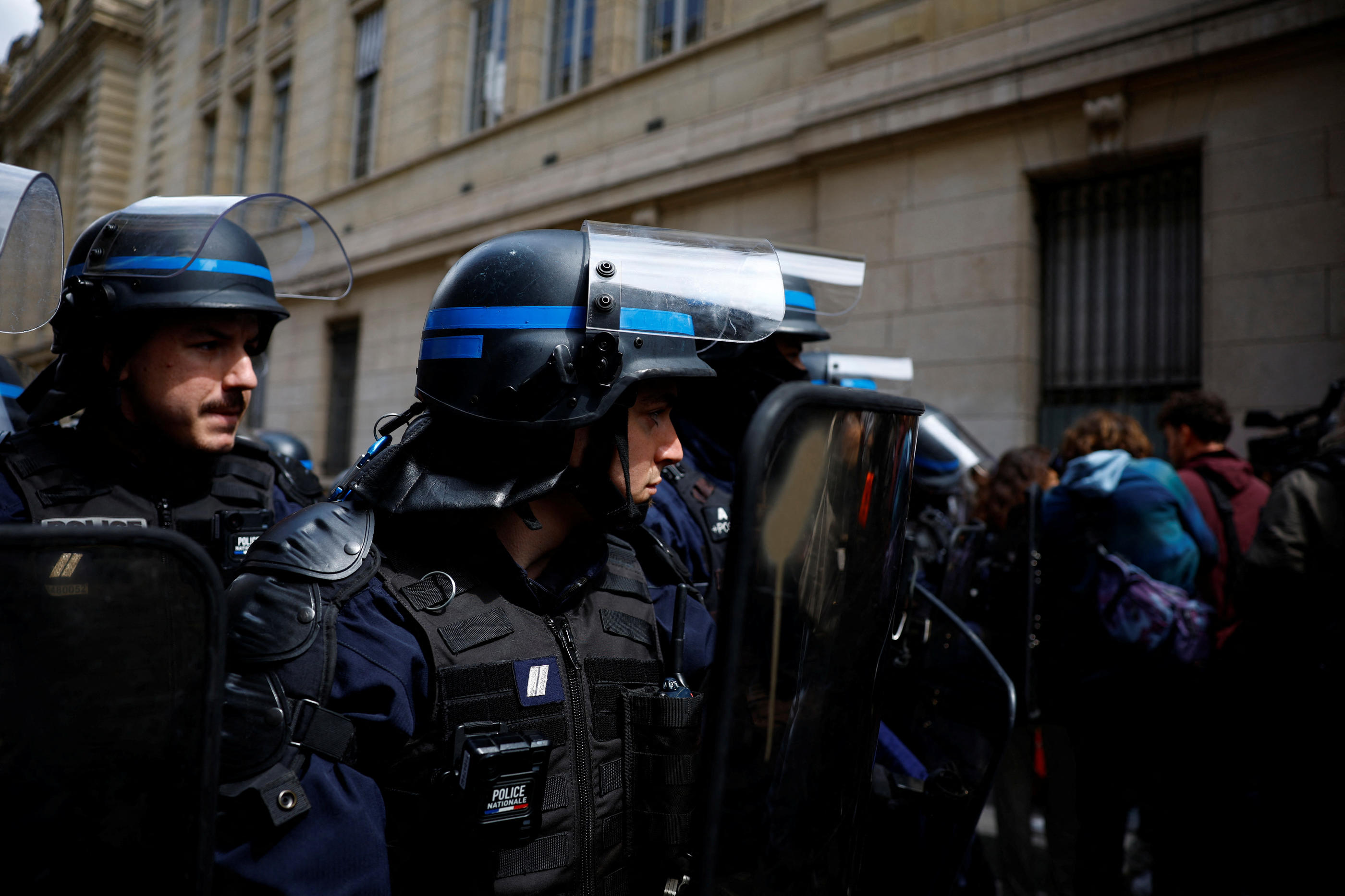 La police s'était préparée à rentrer dans l'université du quartier Latin.  REUTERS/Sarah Meyssonnier