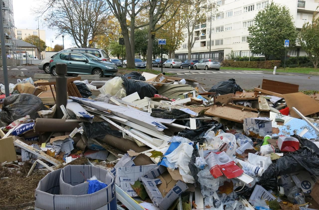 <b></b> Massy, mardi 5 novembre 2019. Dans certains endroits de la ville, il n’est pas rare de voir des amas de déchets se former dans la rue.