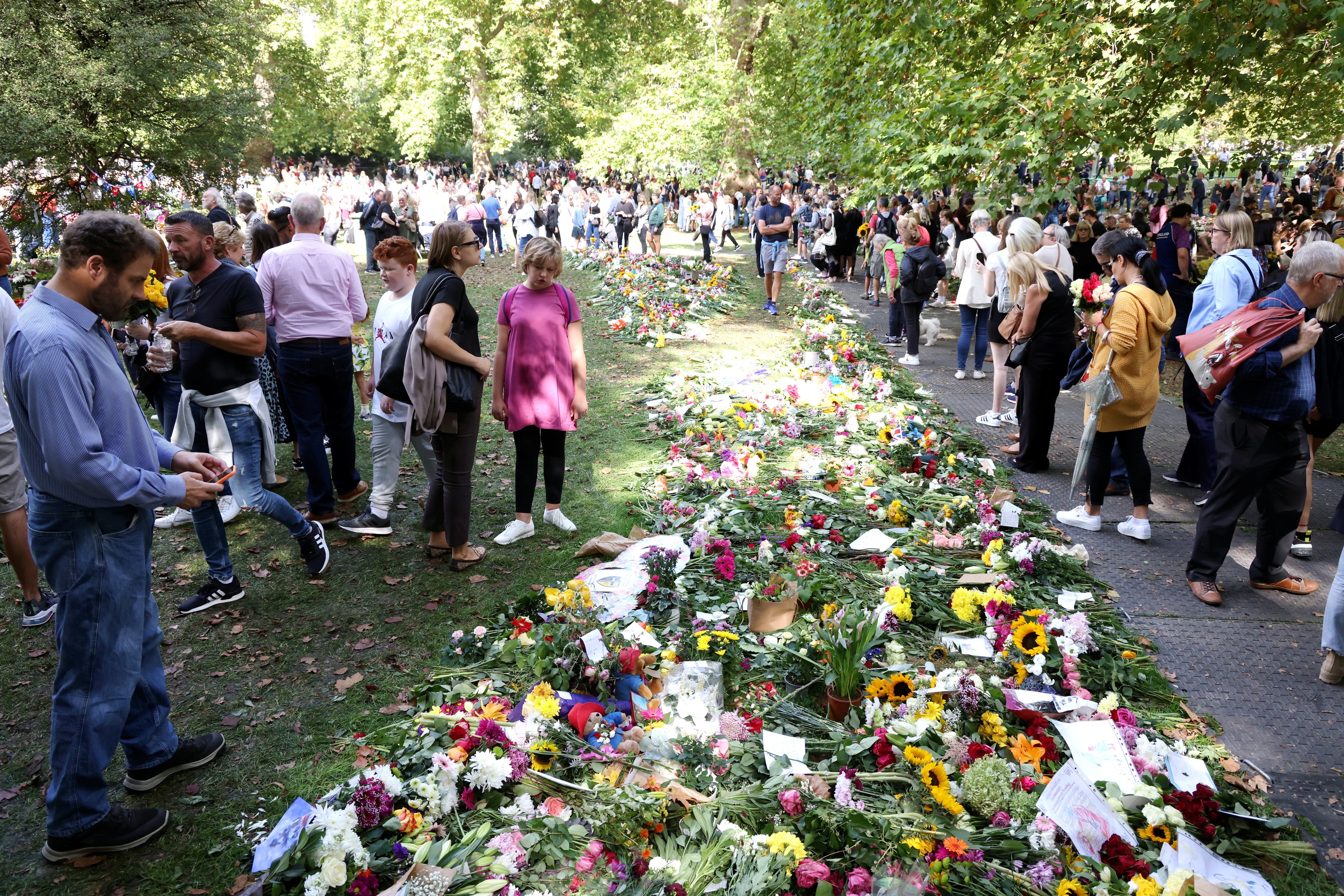Londres (Royaume-Uni), le 11 septembre. La pelouse de Green Park, à côté du palais de Buckingham, a été tapissée de fleurs à la mémoire d’Elizabeth II. LP/Jean-Baptiste Quentin