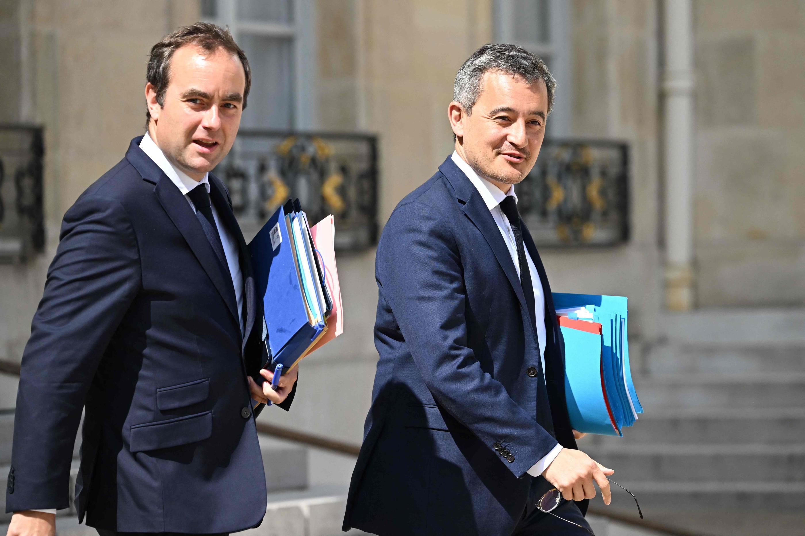 Les ministres démissionnaires des Armées, Sébastien Lecornu, et de l'Intérieur, Gérald Darmanin (ici en mai 2023), font partie des membres de l'équipe sortante qui ne diraient, semble-t-il pas, non à un nouveau portefeuille. AFP/Emmanuel Dunand