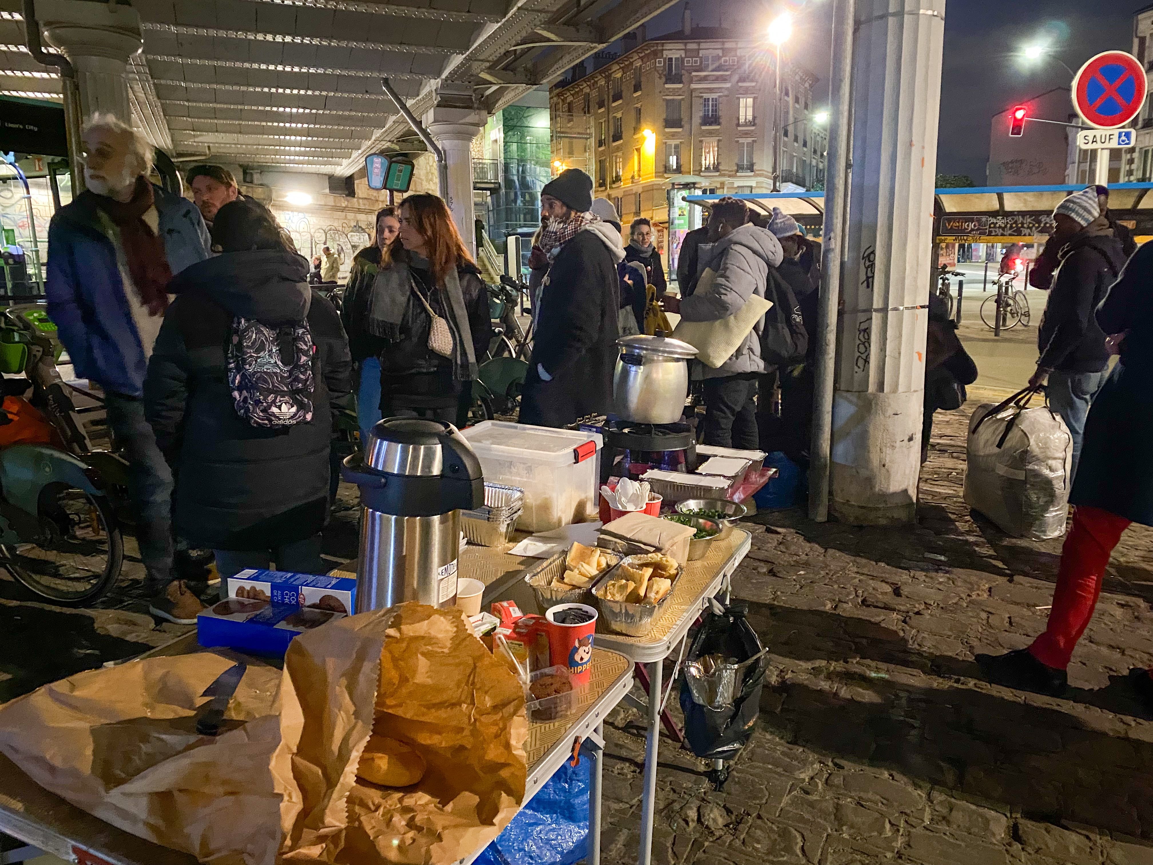 Vitry-sur-Seine, mardi 23 avril. Les membres du Collectif solidaire de Vitry 94 organisent leur deuxième distribution de repas chauds pour les migrants expulsés du squat la semaine précédente. LP/Marion Sillion