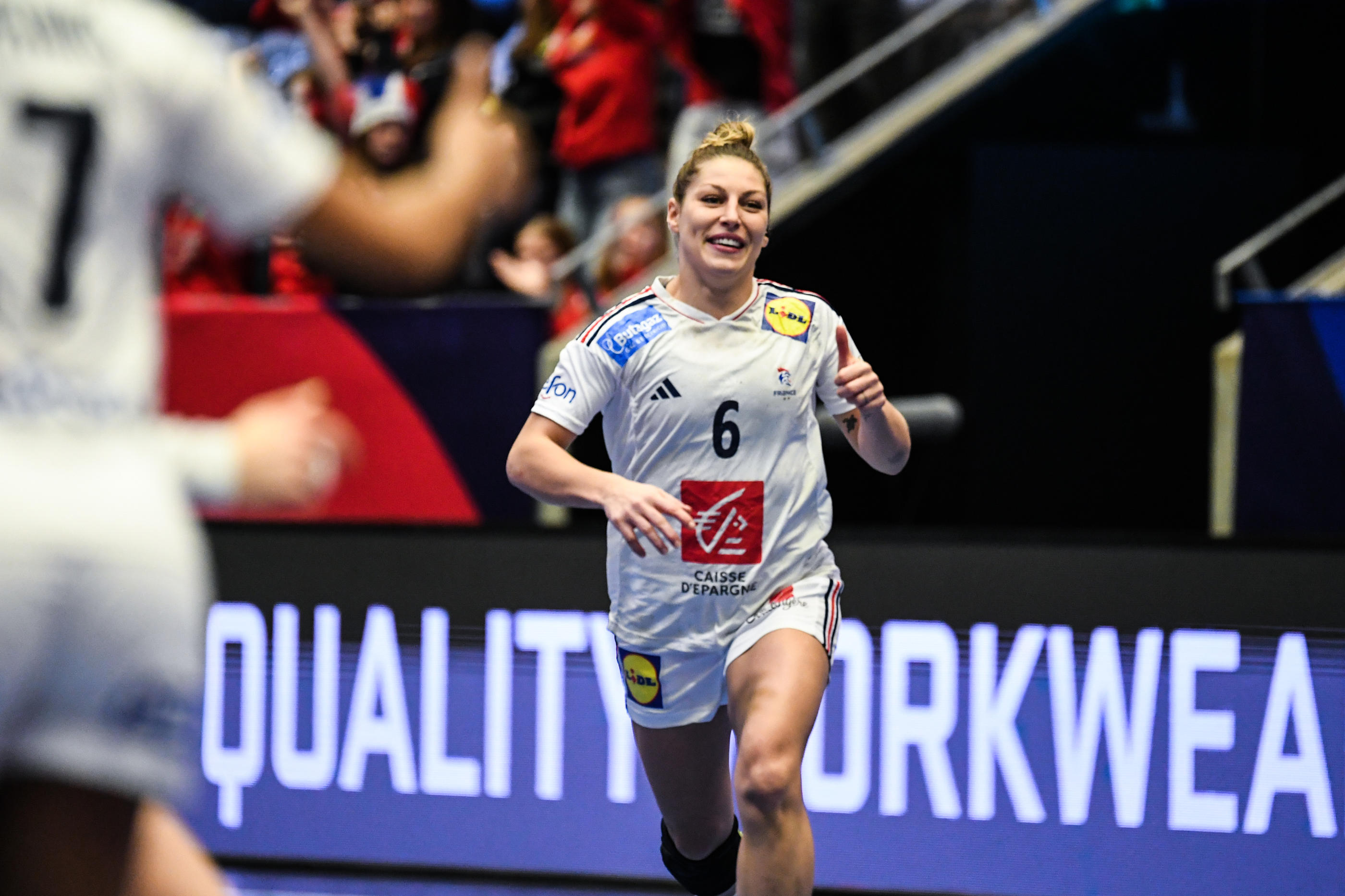 Chloe Valentini et l'équipe de France vont affronter l'Autriche, la Corée du Sud et la Norvège au tour principal avec l'objectif de terminer à l'une des deux premières places afin de se qualifier pour les quarts de finale du Mondial. (Photo by Sandra Ruhaut/Icon Sport)