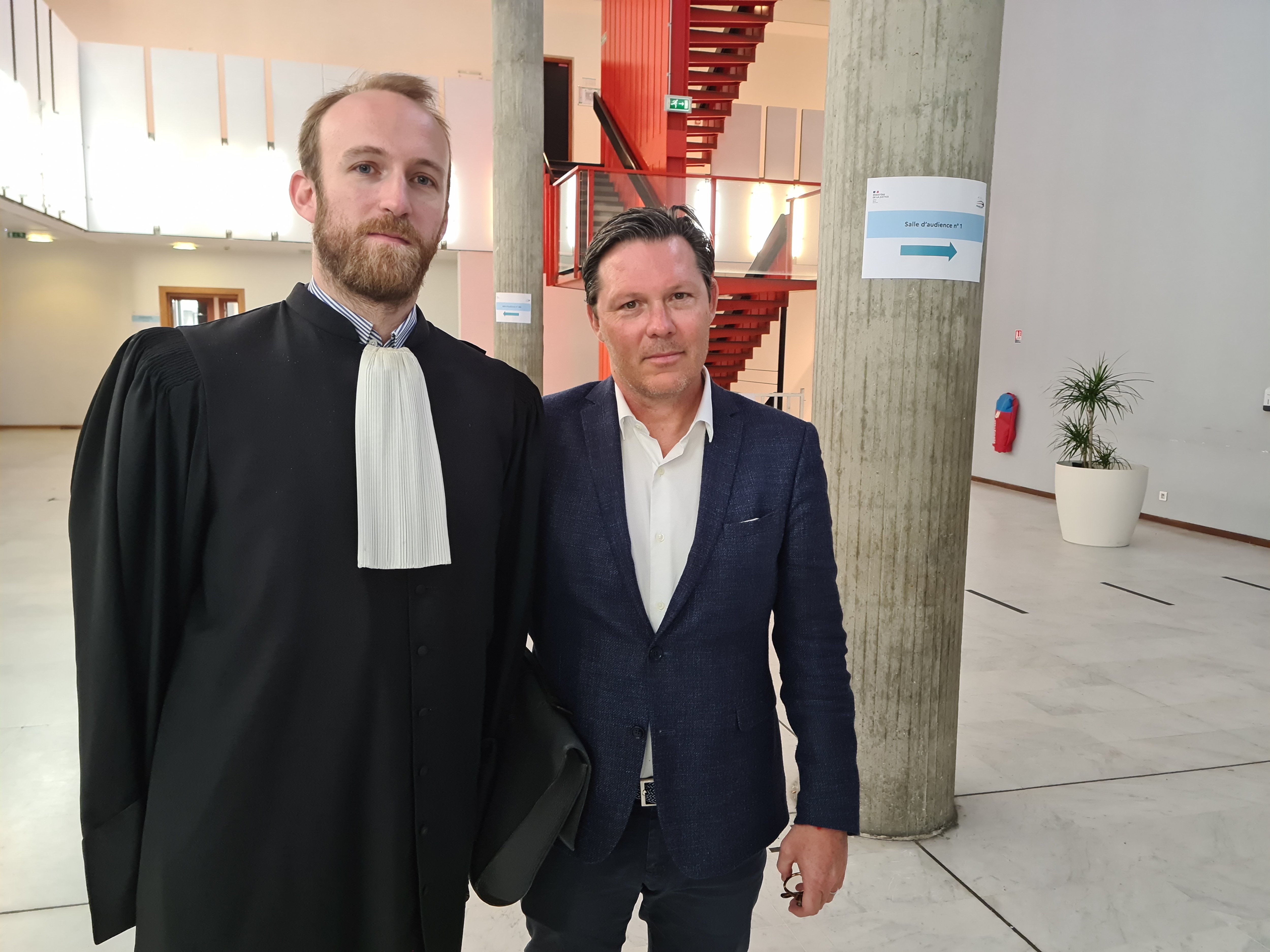 Nanterre (Hauts-de-Seine), le mardi 21 mai 2024. Me Gravelin-Rodriguez avec son client, victime d'un coup de sang d'un conseiller municipal de Vanves, un soir de juillet 2023, dans la file d'attente d'un concert de la Seine Musicale. L'élu n'a pas apprécié d'être moqué après avoir été doublé par plusieurs couples. LP/Ci.B.