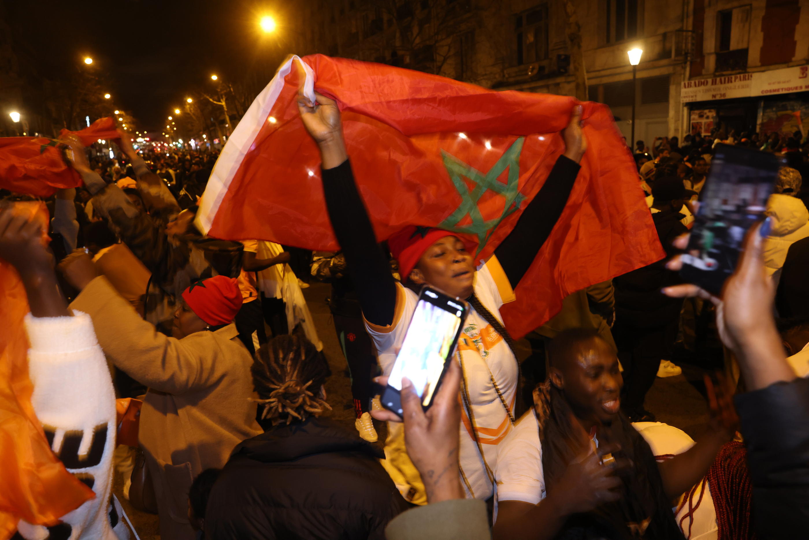 Une supportrice ivoirienne tient le drapeau du Maroc après le titre de la Côte d'Ivoire. LP/Olivier Lejeune