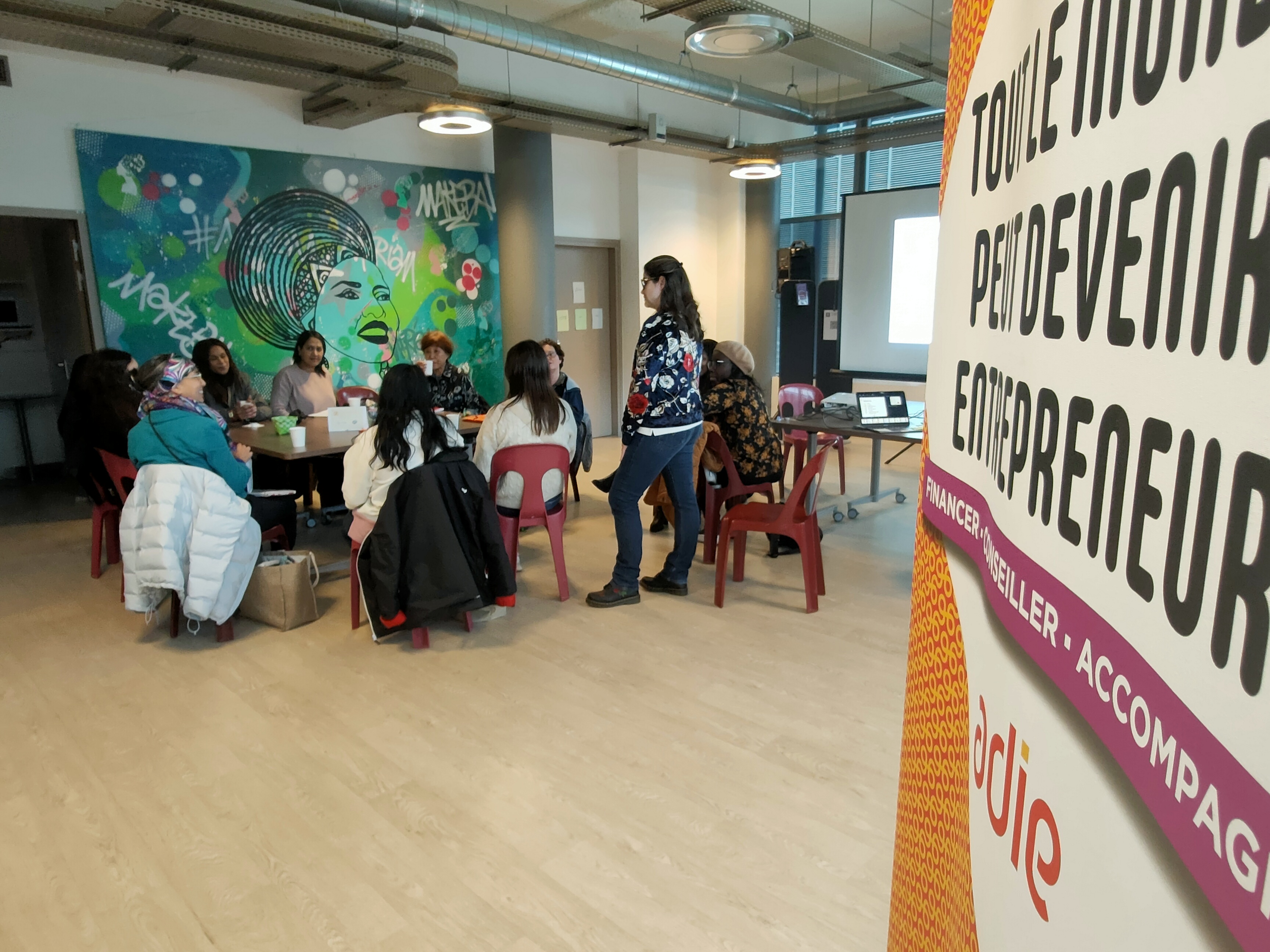 L'Adie organise des ateliers (ici à Nanterre en novembre 2023) autour de l'auto-entreprenariat pour aider les femmes à lancer leur entreprise (archive). LP/Maxime Ducher