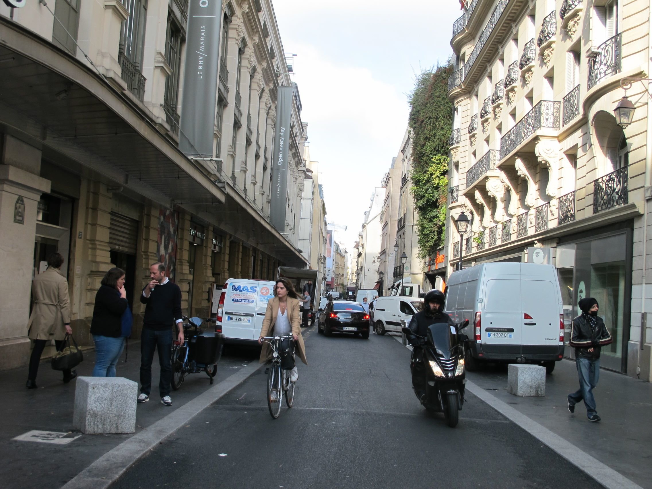 Rue de la Verrerie (Paris IVe), ce mardi 12 octobre. Désormais, les piétons sont prioritaires dans cette petite rue située derrière le BHV. LP/Philippe Baverel