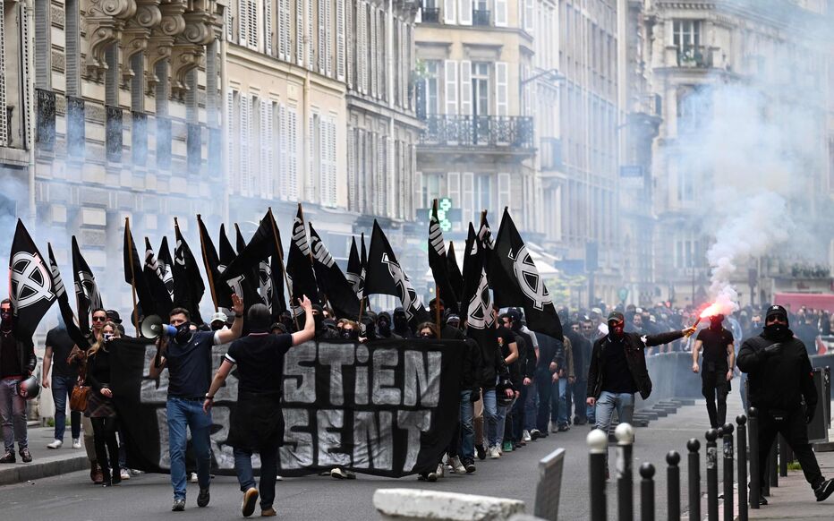 Le 6 mai dernier à Paris, une manifestation autorisée de militants d'extrême droite avec des drapeaux du GUD avait choqué. AFP/Emmanuel Dunand