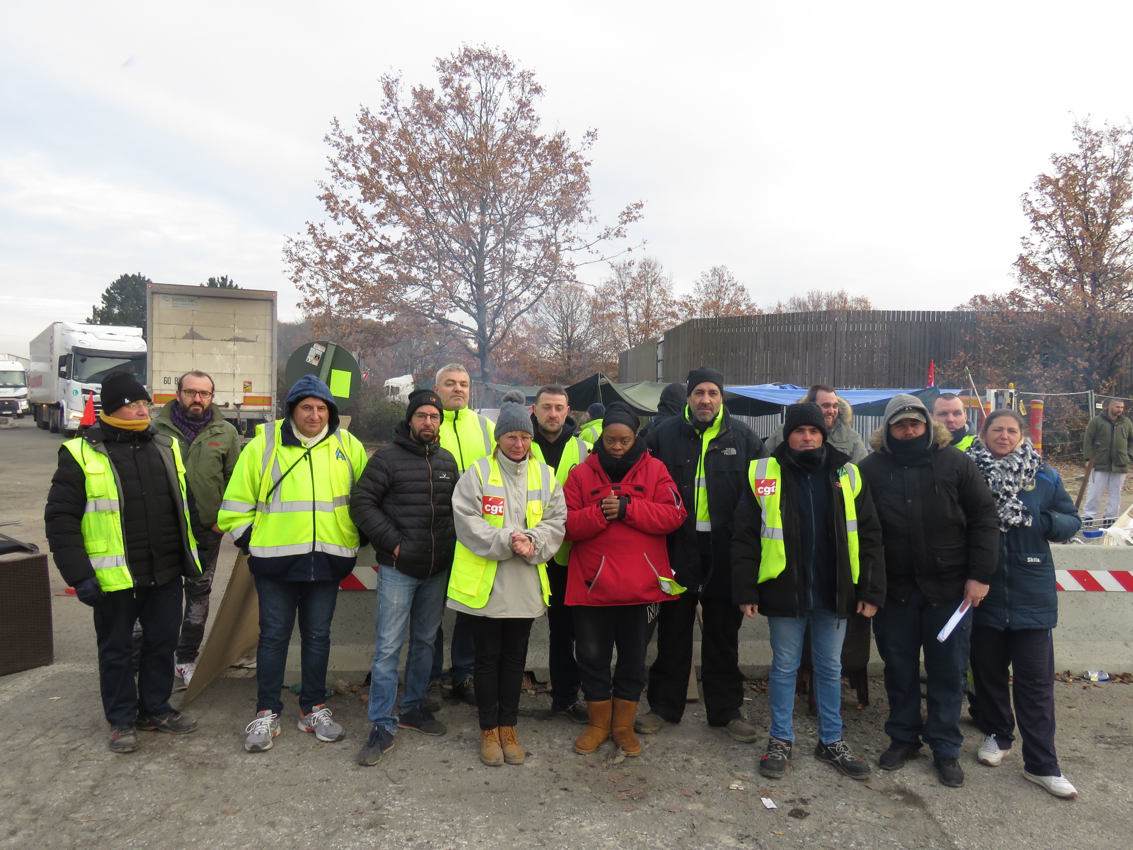 Dammartin-en-Goële, le jeudi 15 décembre. Une trentaine de salariés de l'entrepôt Aldi sont en grève depuis plus d'une semaine.