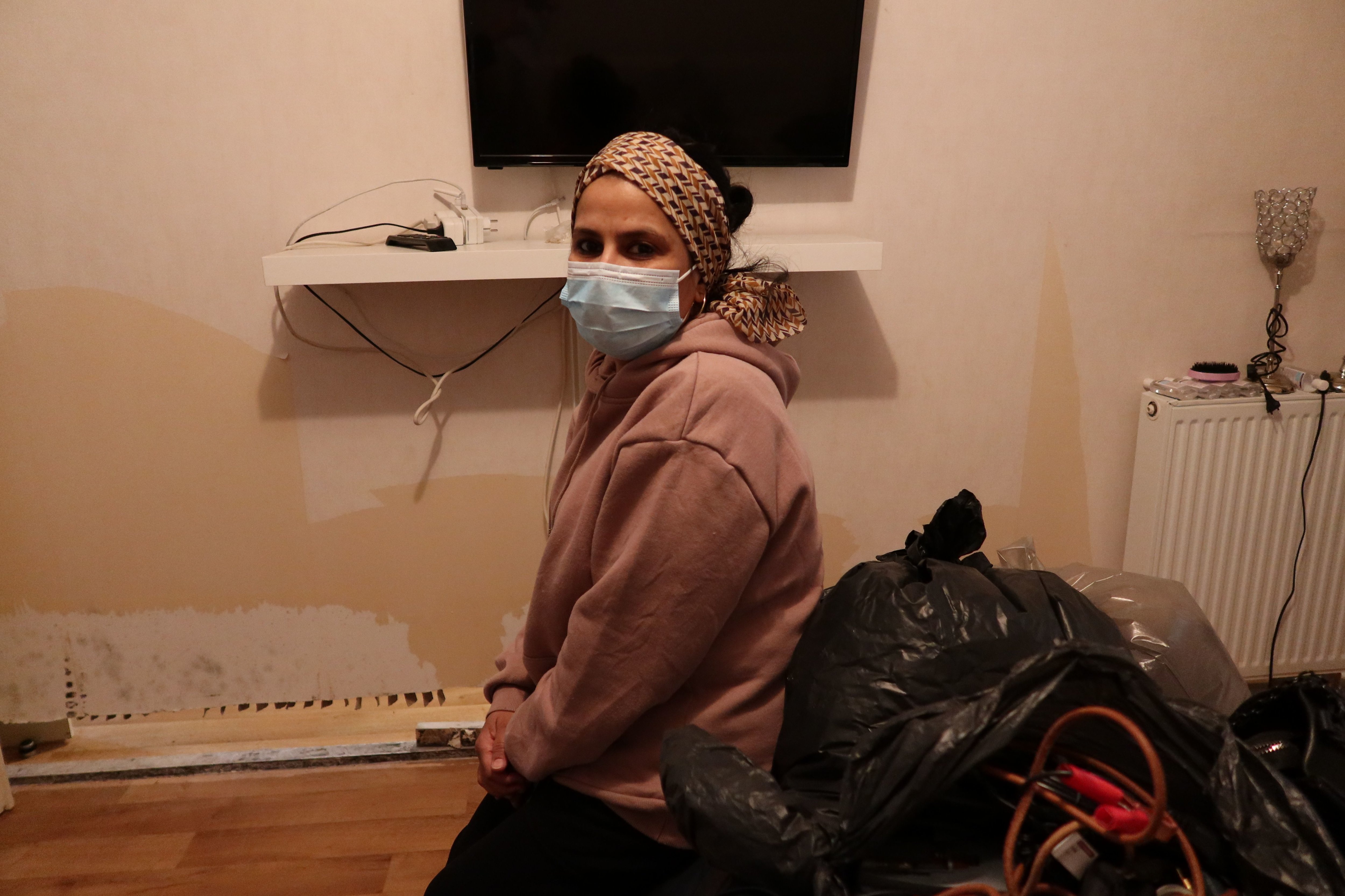 Aulnay-sous-Bois, le 19 avril. Comme d'autres habitants de sa résidence, Khadija, ici dans son appartement du rez-de-chaussée, qu'elle ne peut plus occuper, dénonce la gestion de son bailleur. LP/A.A.