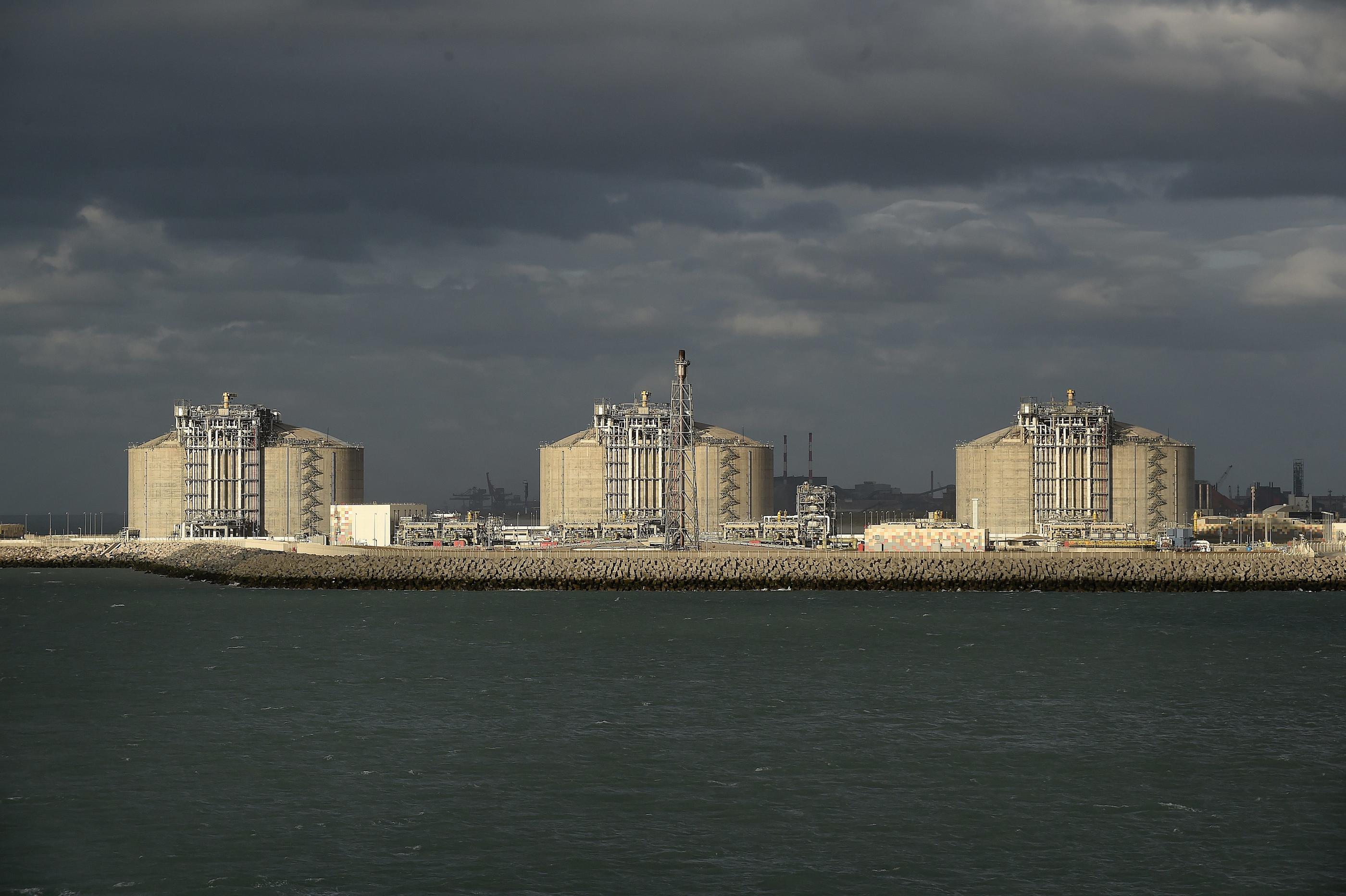 La France va construire un cinquième terminal méthanier, par lequel transite du gaz importé, comme celui de Loon-Plage, près de Dunkerque (Nord). PHOTOPQR/La Voix du Nord/Marc Demeure