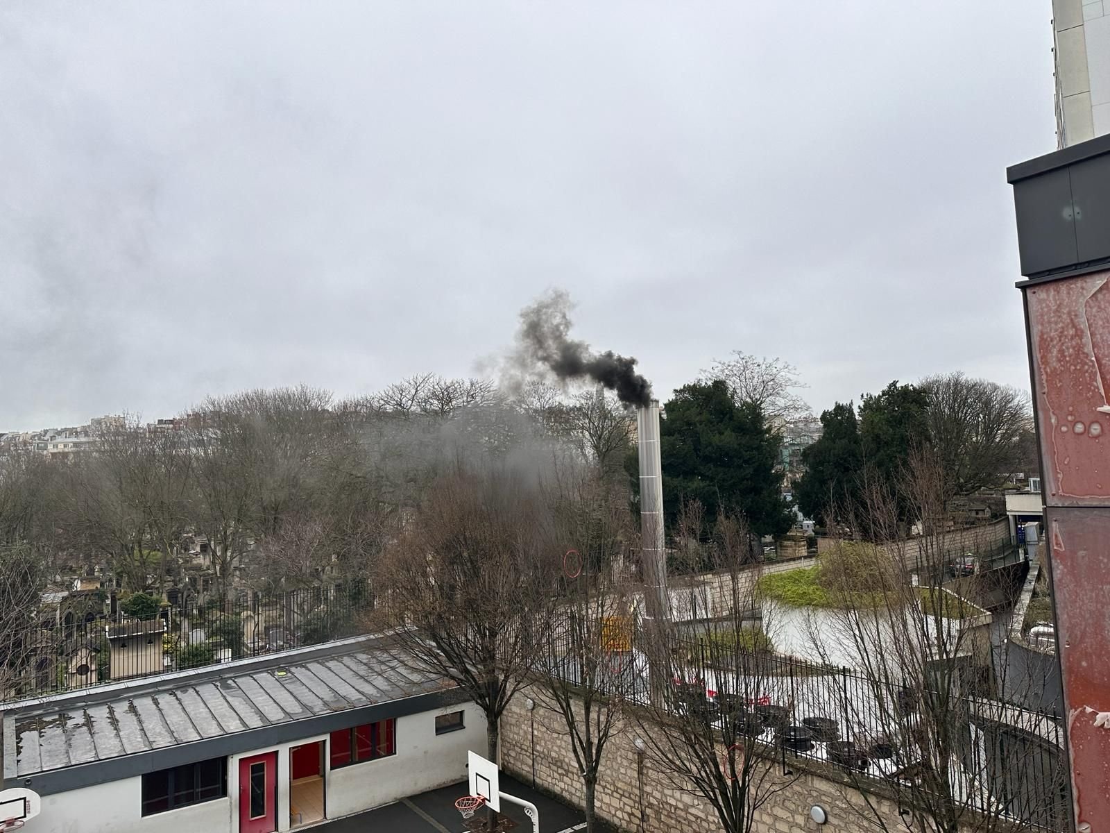 Photo prise depuis l'école Forest (XVIIIe arrondissement), le mardi 5 mars 2024. La fumée provient d'un groupe électrogène de secours et laisse "une odeur mauvaise" et "persistante" dans les bâtiments de l'école.