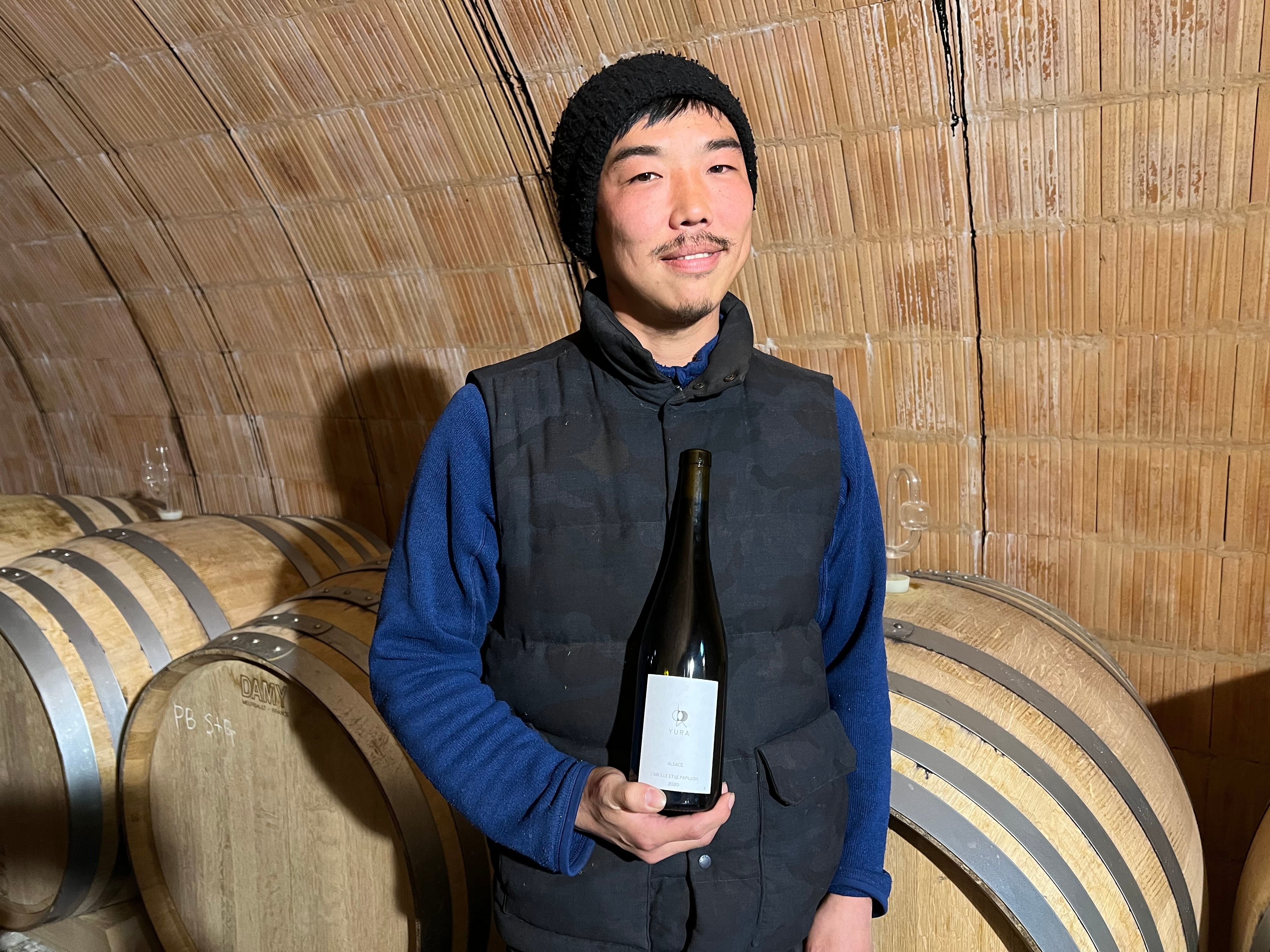 Jintaro Yura présente une bouteille de la première cuvée de pinot blanc qu'il a signée à Gueberschwihr (Haut-Rhin). Il espère en créer une nouvelle chaque année. LP/Martin Antoine