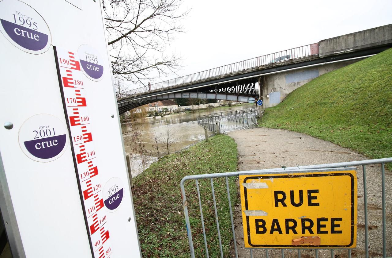 <b></b> Choisy-au-Bac (Oise), le 8 janvier. Face à la montée des eaux, la municipalité n’a eu d’autre choix que de fermer la piste cyclable qui longe la rivière Aisne. 