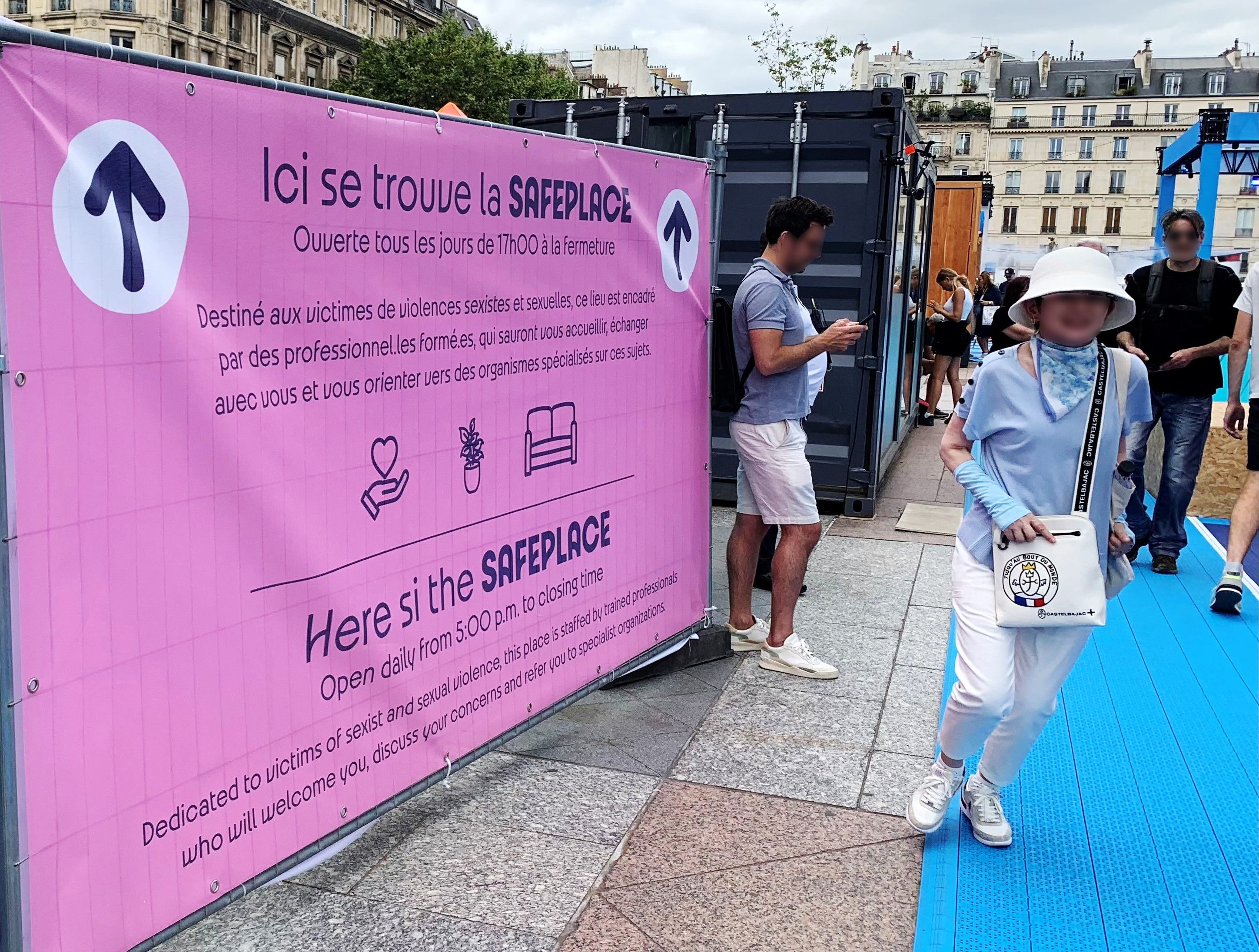 Paris (IVe), le 30 juillet. La « safe place » de la Terrasse des Jeux, sur le parvis de l'Hôtel de Ville, est ouverte tous les jours à partir de 17 heures. LP/Saskia Juigner Doubinsky